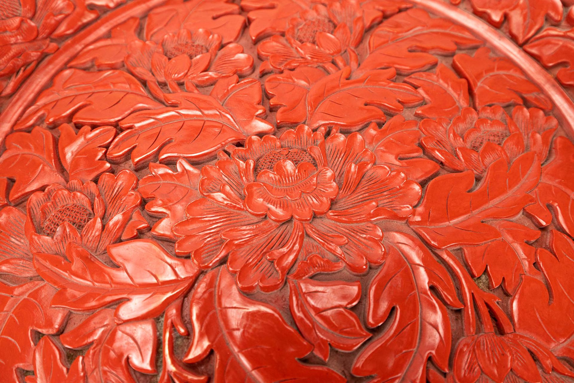 A plate made of lacquered cinnabar and made in China. - Image 9 of 10