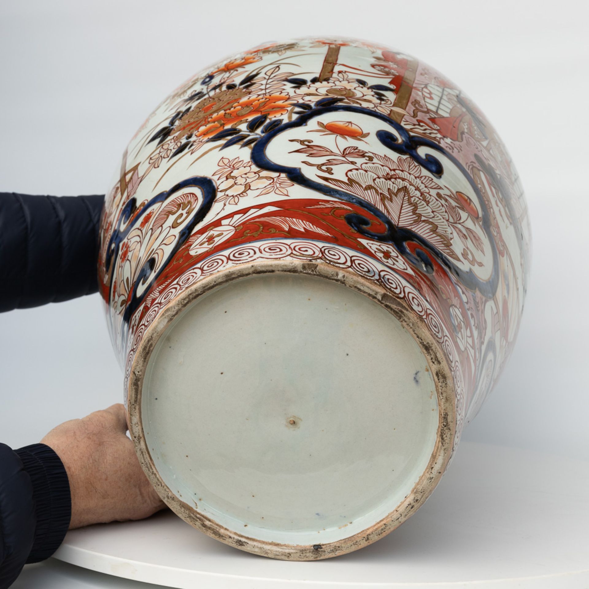 A large vase with lid made of Japanese porcelain in Imari - Image 14 of 16