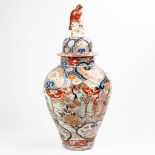 A large vase with lid made of Japanese porcelain in Imari