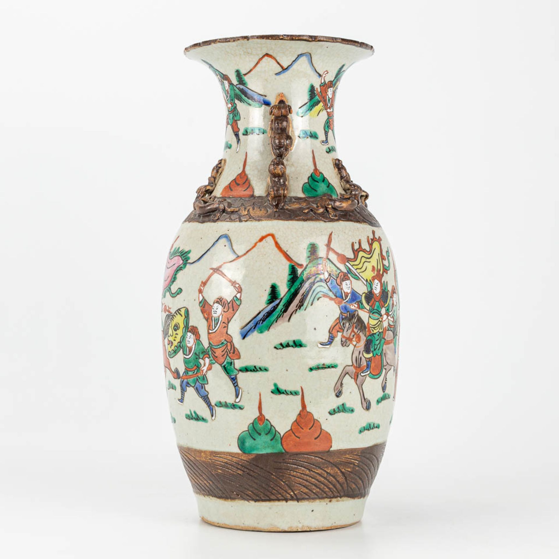 A Nanking vase made of Chinese porcleain and decorated with warriors - Image 4 of 15