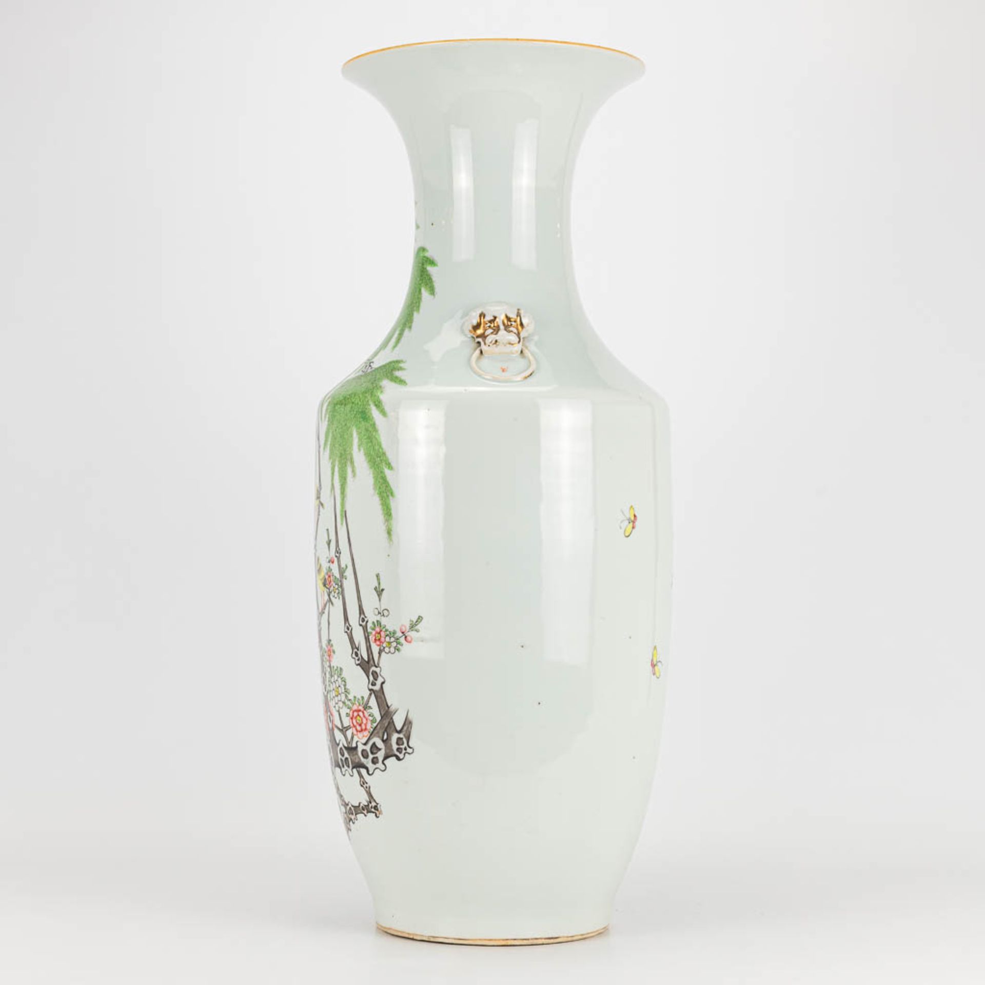 A vase made of Chinese porcelain and decorated with flowers and birds. - Image 10 of 16