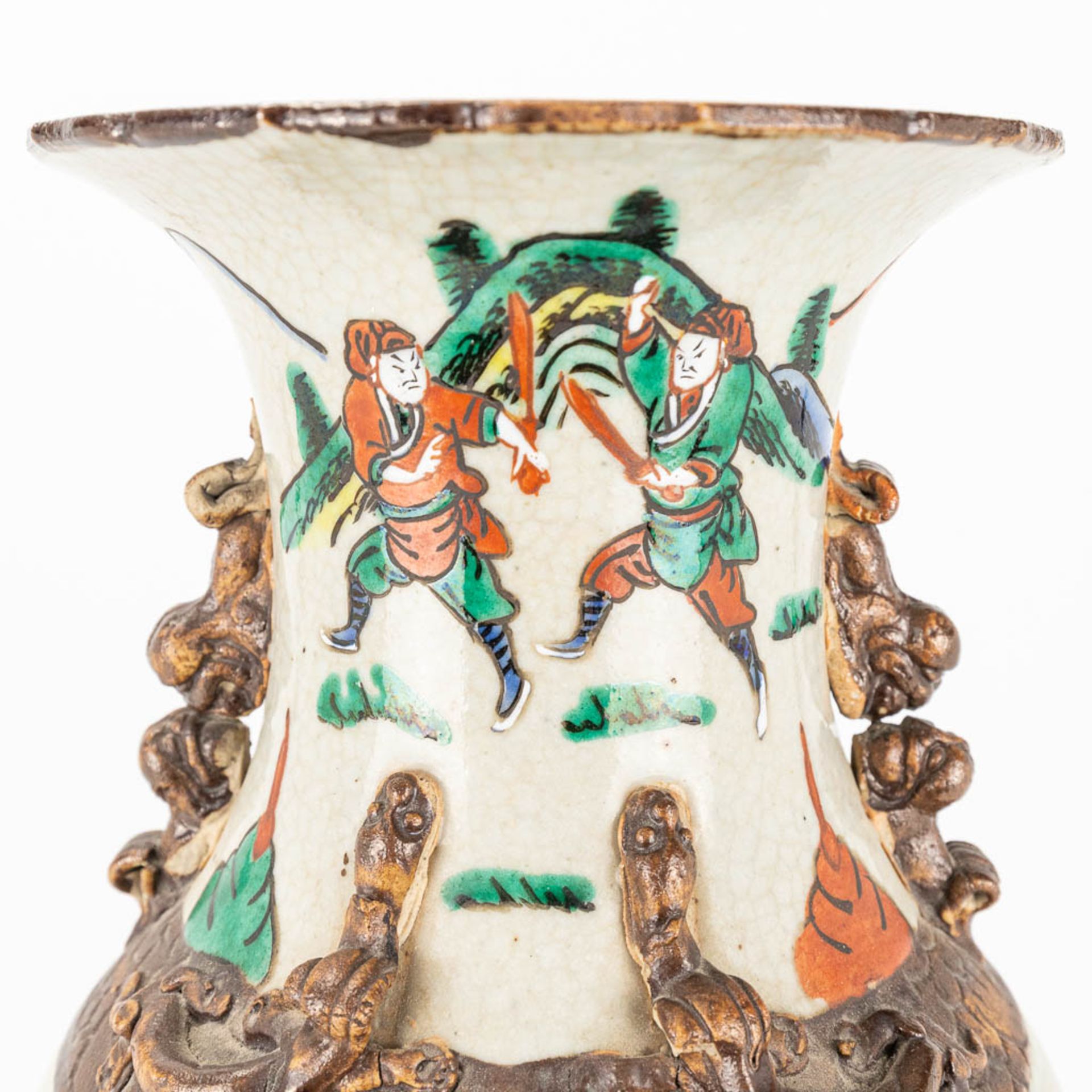 A Nanking vase made of Chinese porcleain and decorated with warriors - Image 9 of 15