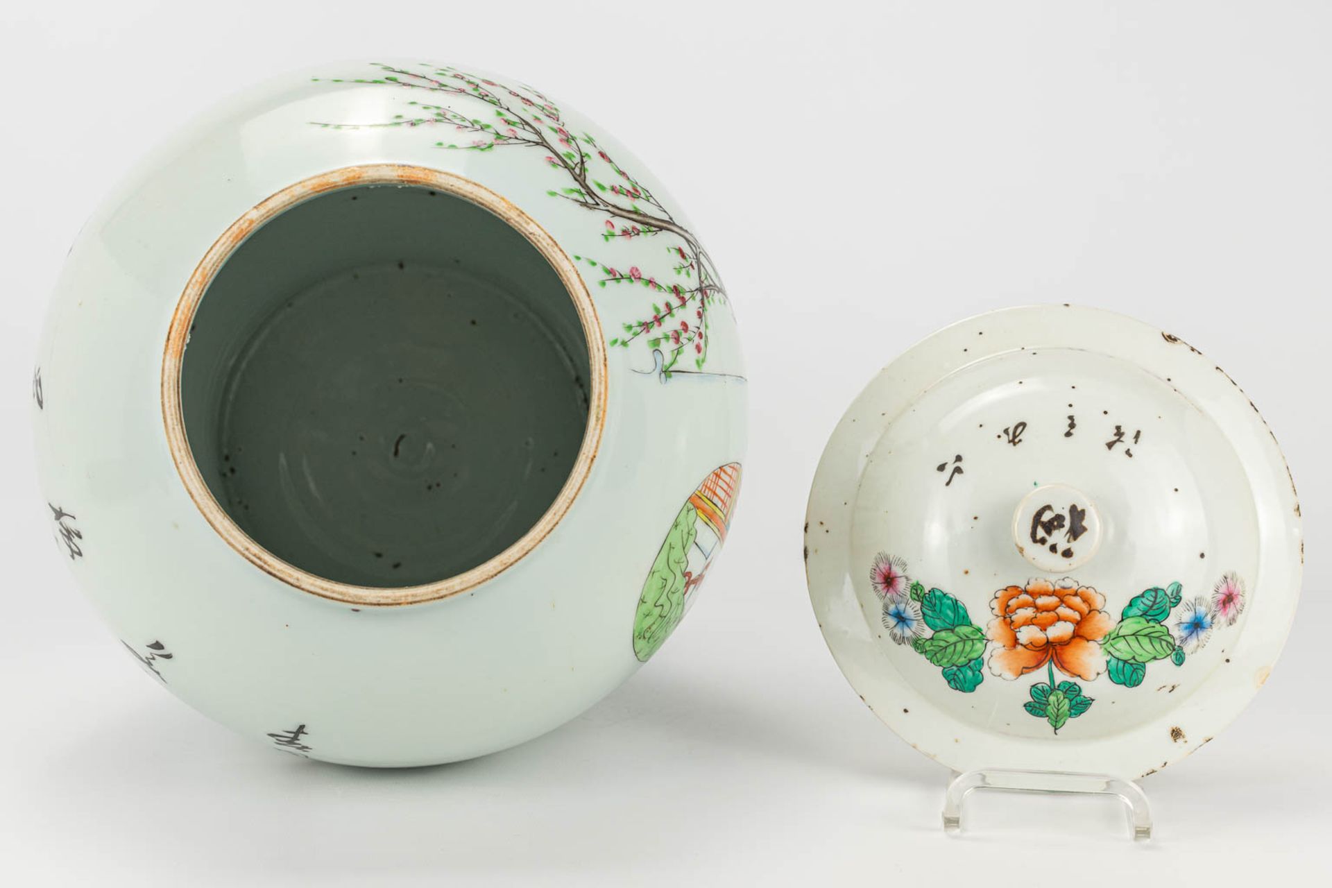 A vase with lid made of Chinese porcelain and decorated with ladies in the garden with a child - Image 12 of 15