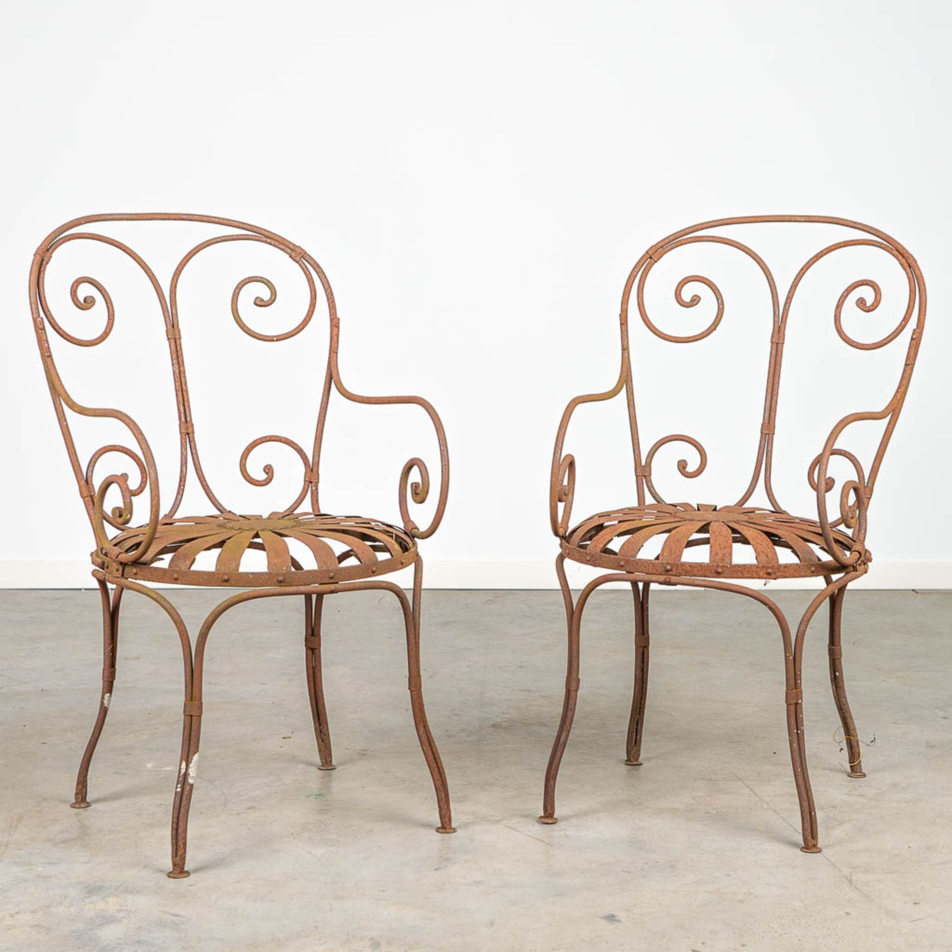 A pair of garden chairs made of wrought iron. - Image 2 of 6