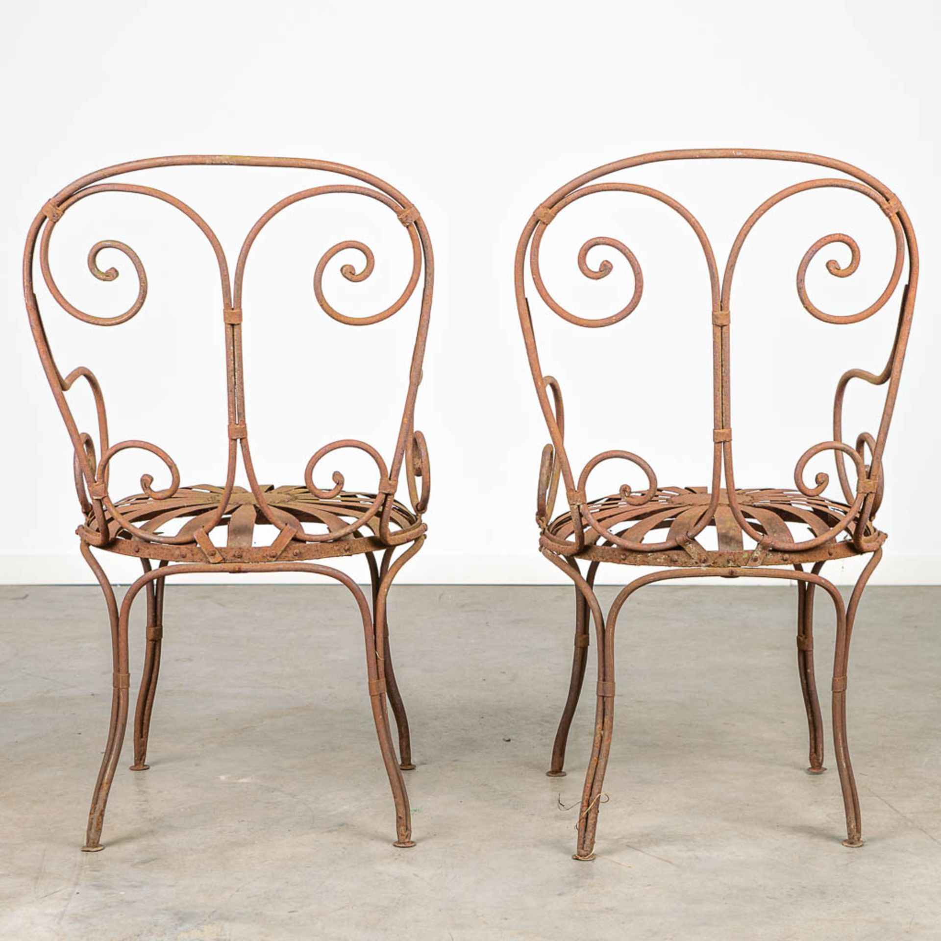 A pair of garden chairs made of wrought iron. - Image 4 of 6