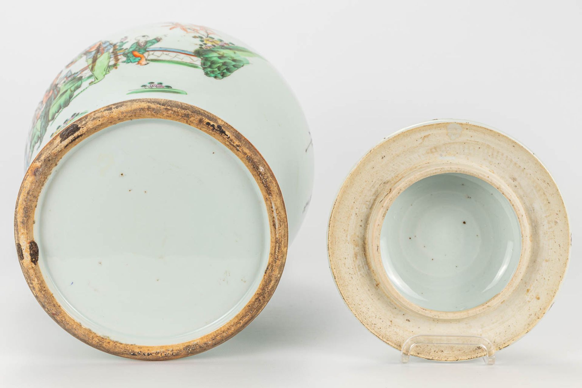 A vase with lid made of Chinese porcelain and decorated with ladies in the garden with a child - Image 6 of 15