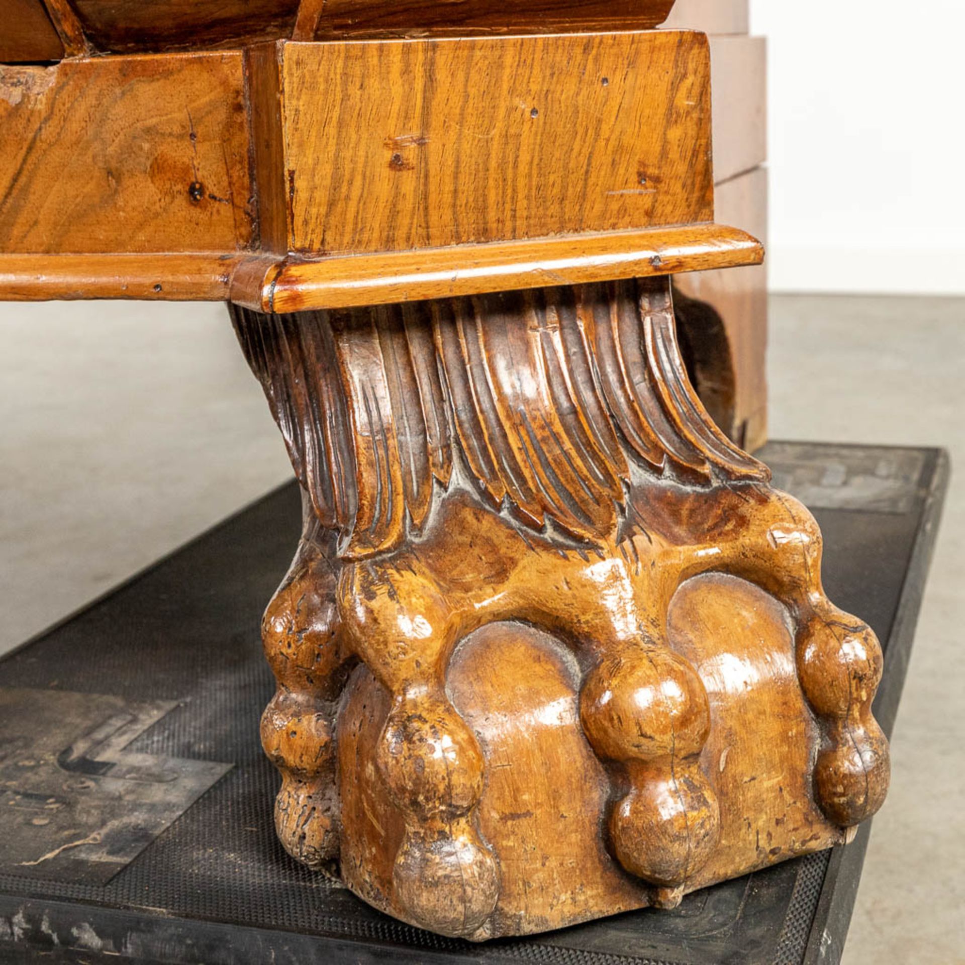 A Dutch cabinet decorated with medallions and wood sculptures - Image 14 of 16