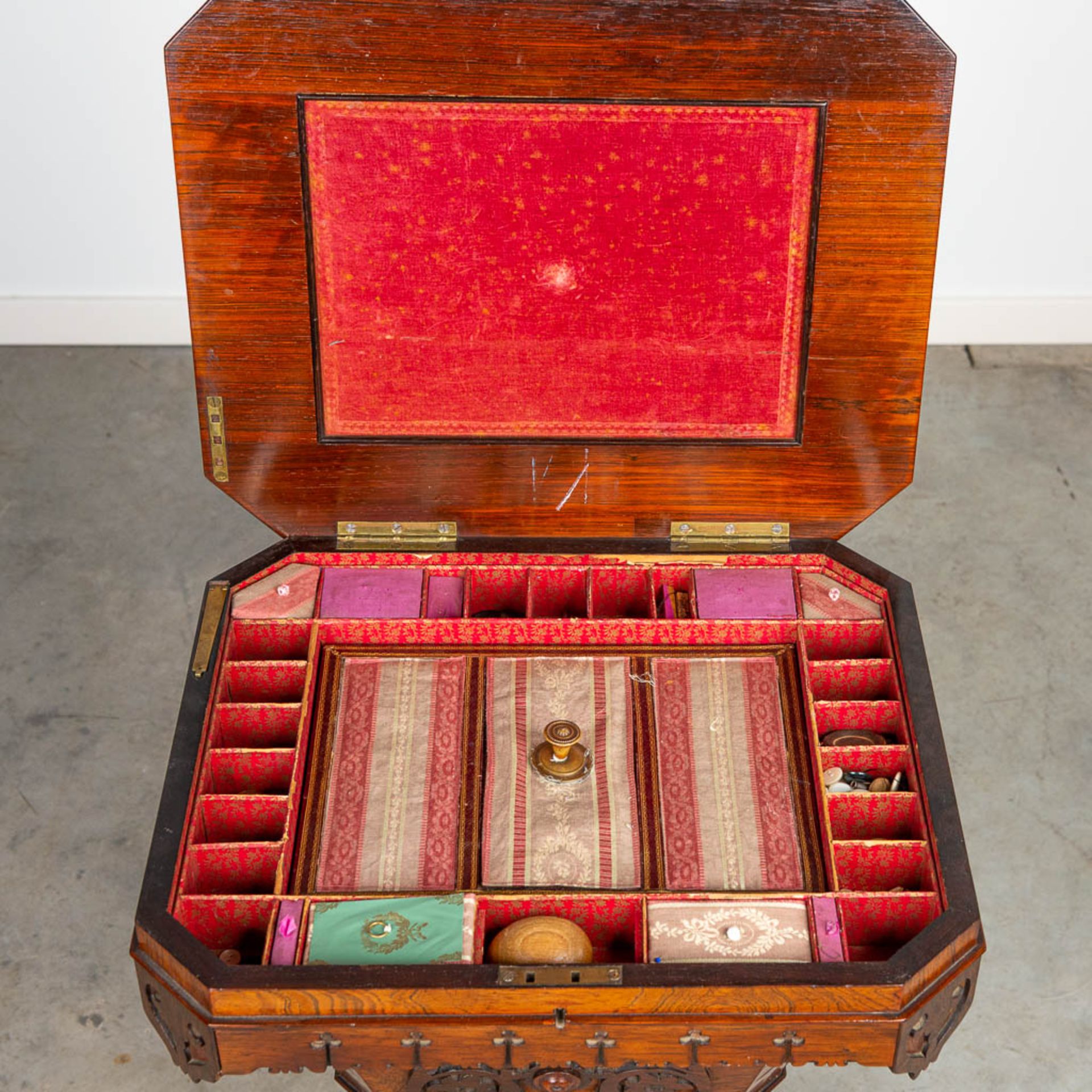 An antique sewing table 'Tricoteuse' decorated with wood sculptures. - Image 8 of 9