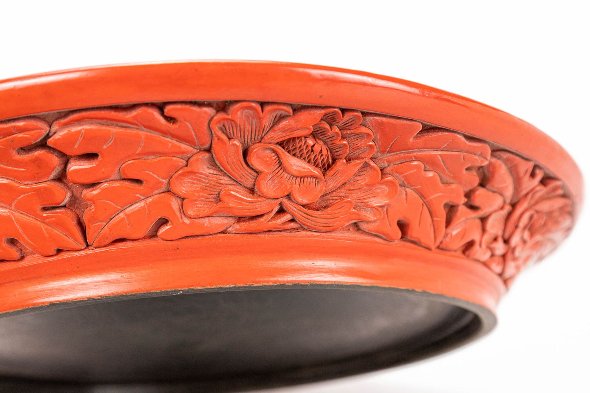 A plate made of lacquered cinnabar and made in China. - Image 6 of 10