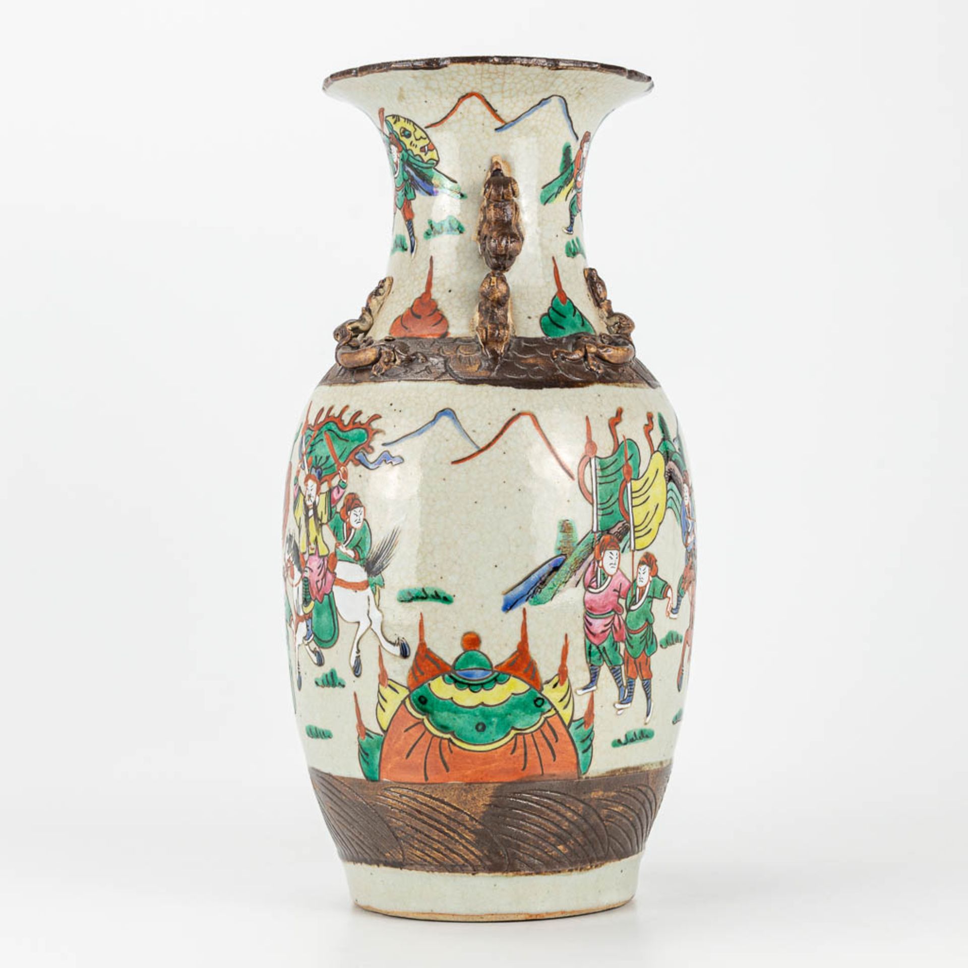 A Nanking vase made of Chinese porcleain and decorated with warriors - Image 3 of 15