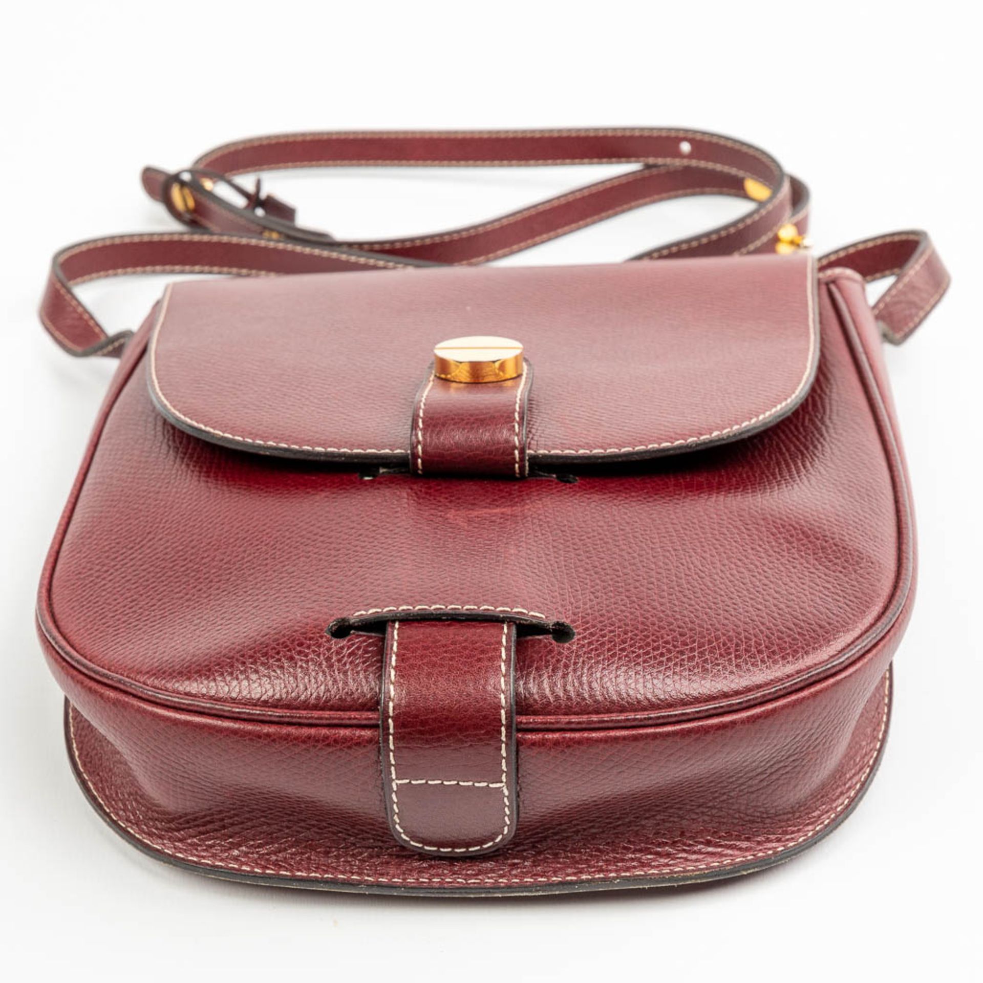 A purse made of red leather and marked Delvaux. - Image 4 of 10