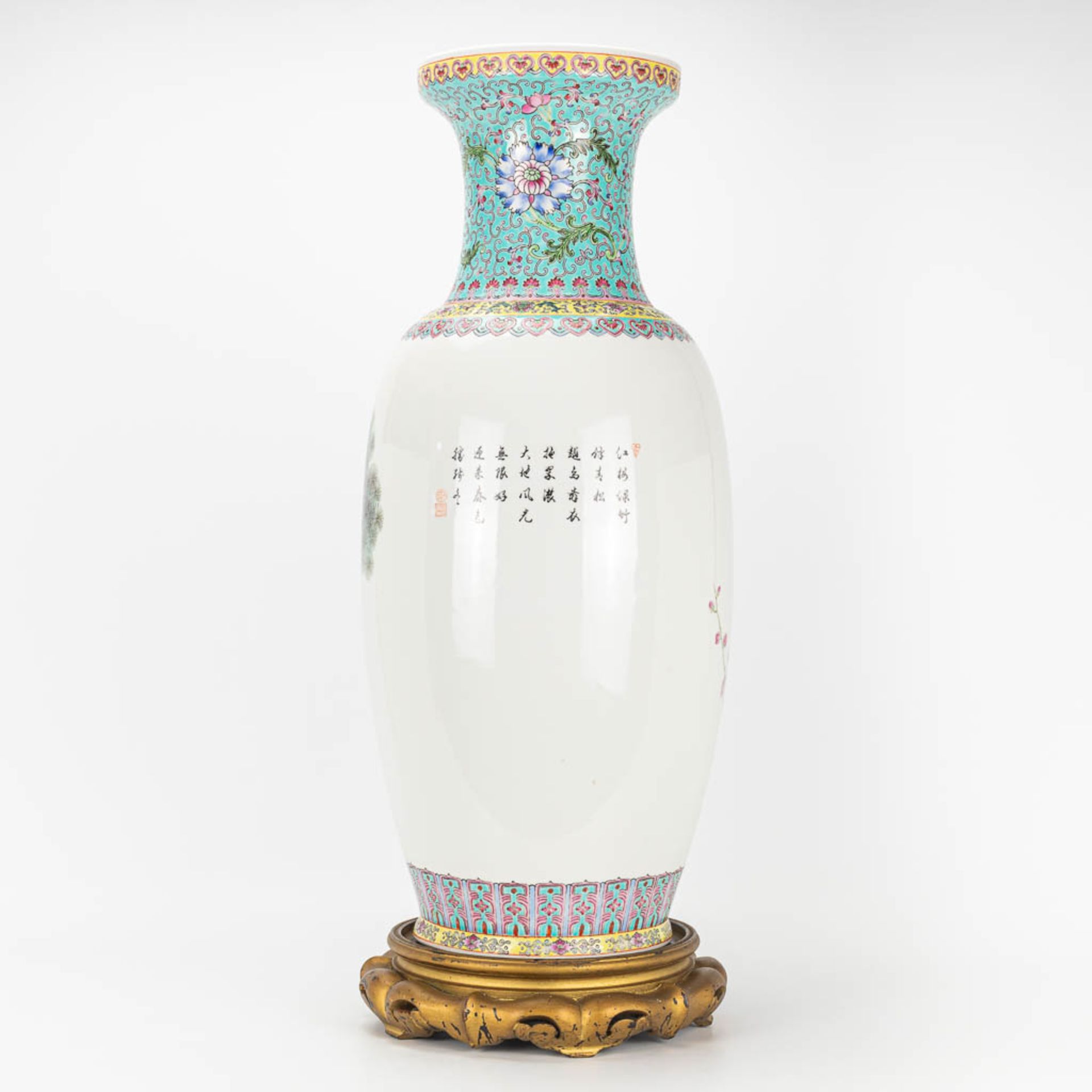 A vase made of Chinese porcelain and decorated with peacocks - Image 2 of 16