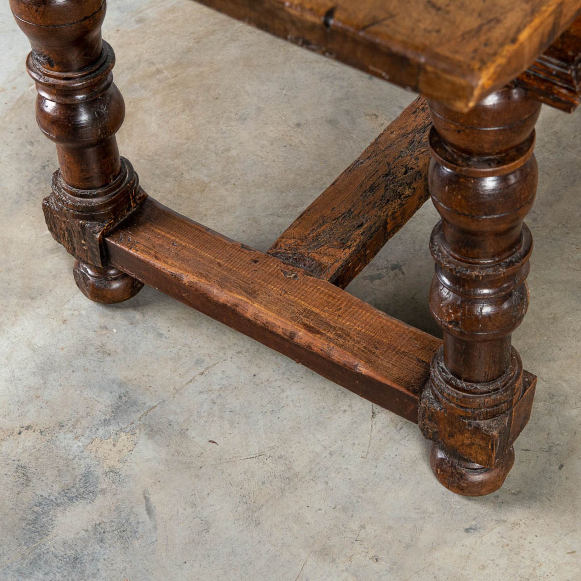An antique table with 6 drawers, made during the 17th century. - Image 9 of 12