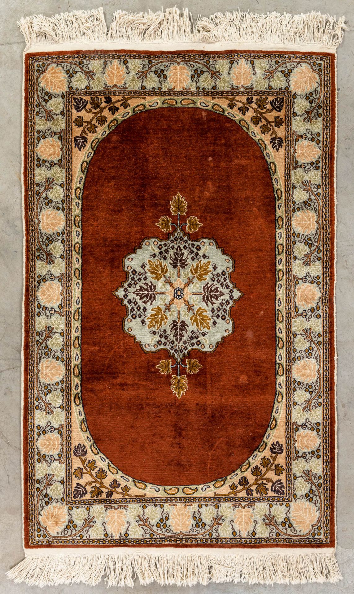 An oriental hand-made carpet. (79 x 125 cm) - Image 3 of 6