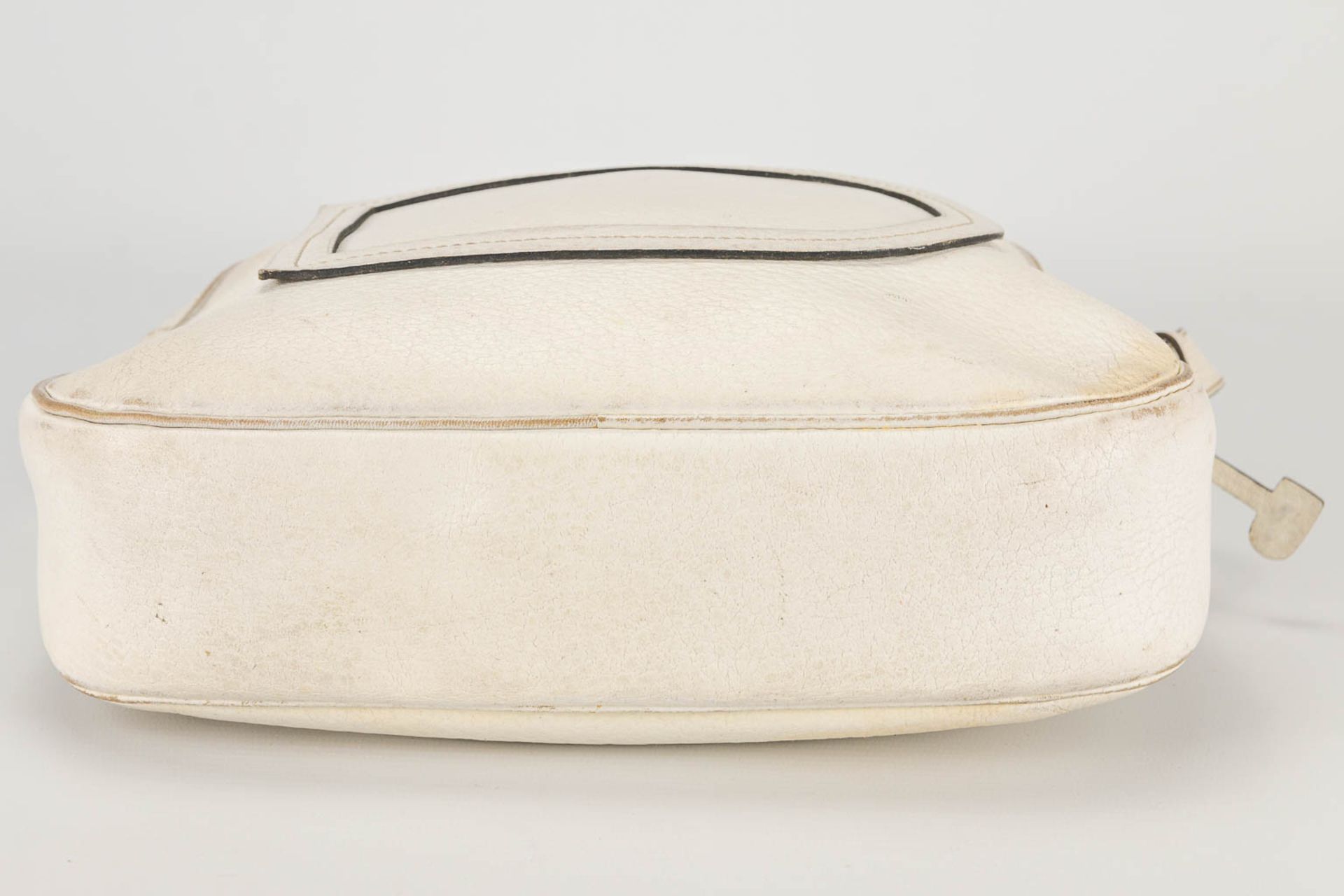 A purse made of white leather and marked Delvaux - Image 13 of 14