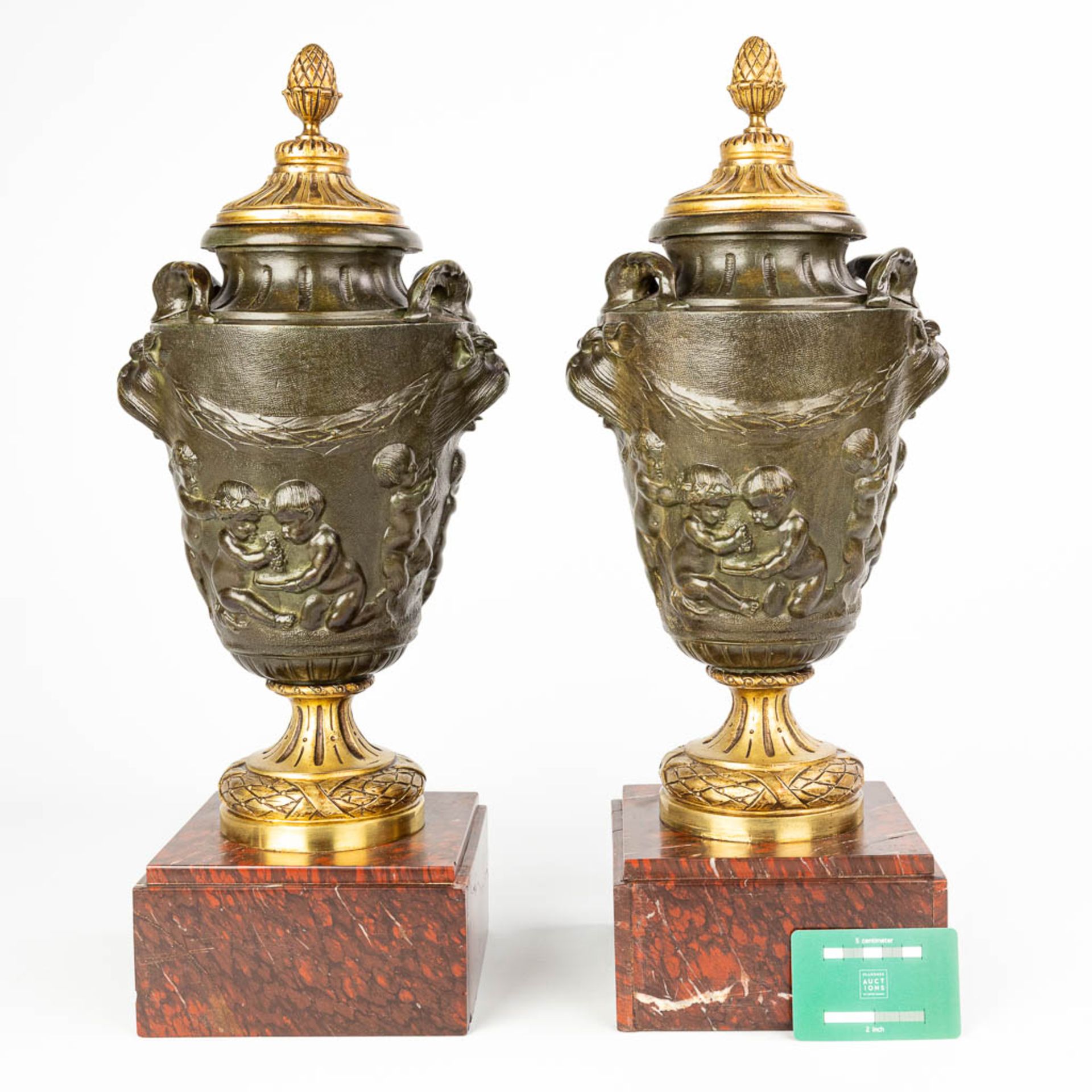 A pair of cassolettes made of patinated and gilt bronze and decorated with putti - Image 2 of 7