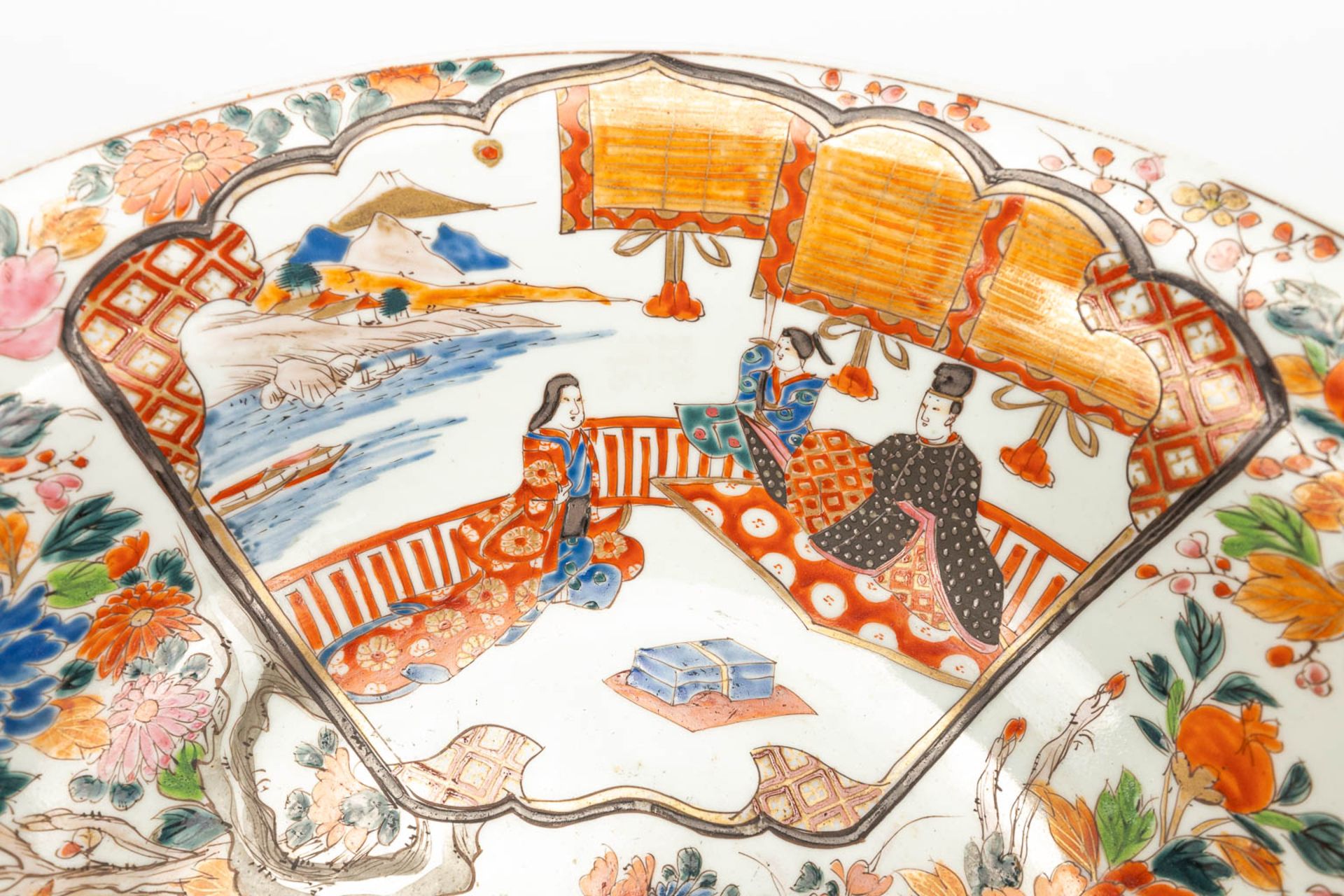 A bowl made of Japanese porcelain and decorated Kutani. - Image 11 of 14