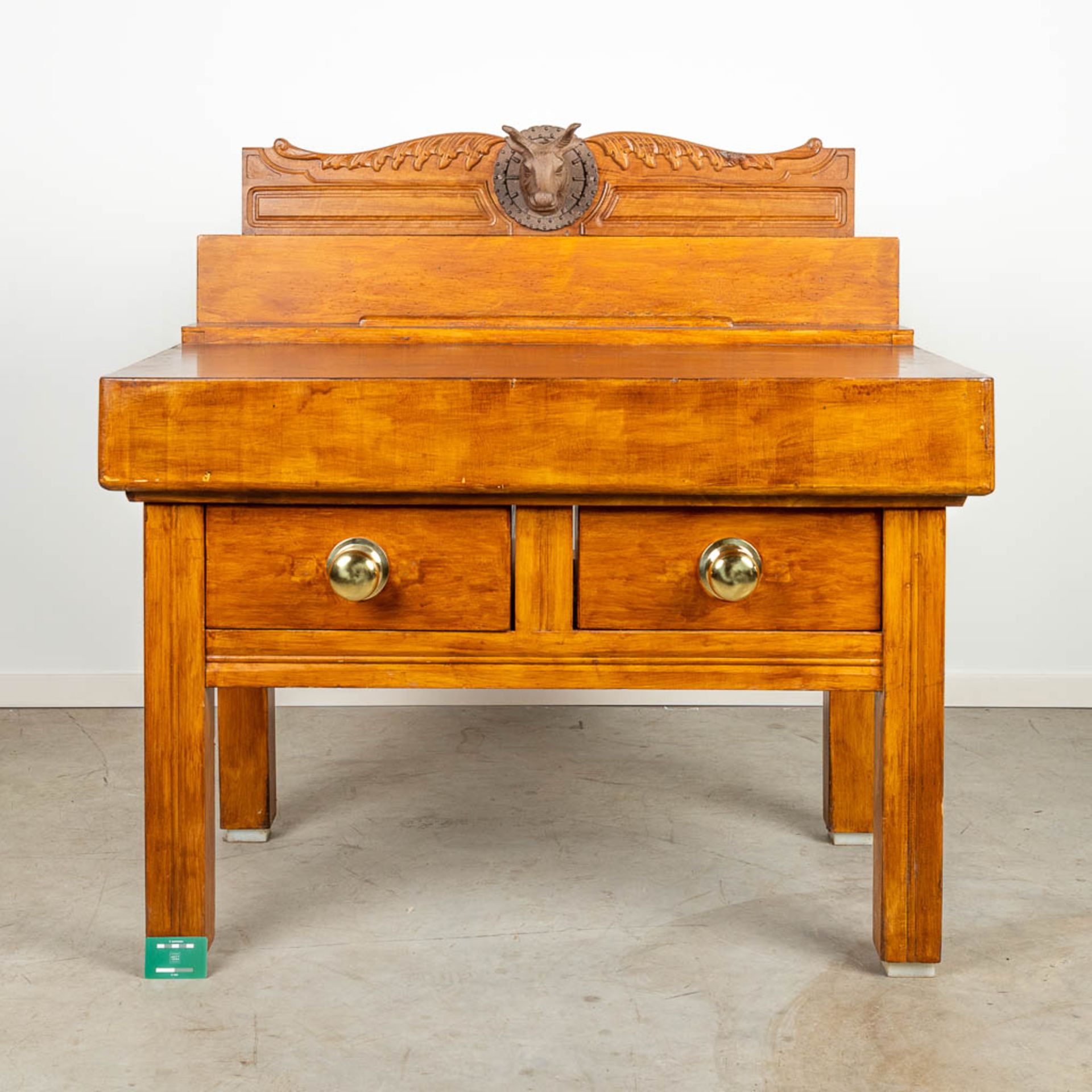 A butcher's block made of beech wood and decorated with a cast-iron bull. - Image 4 of 7