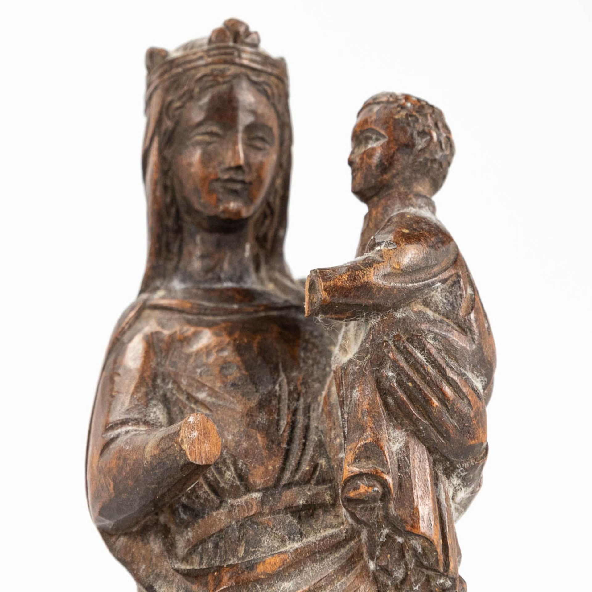 A collection of 2 wood sculptured madonnas with a child - Bild 6 aus 12