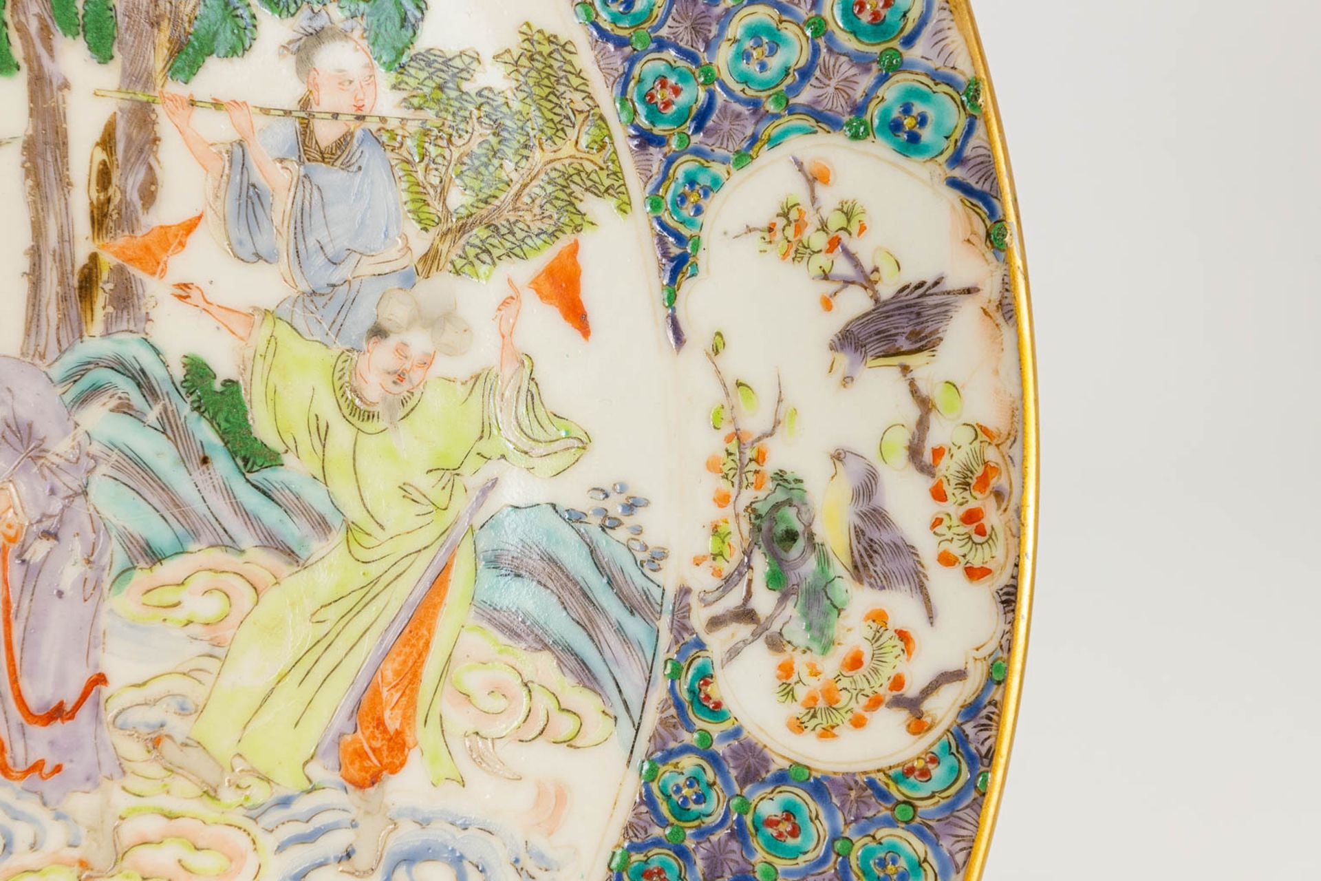 A pair of plates made of Chinese porcelain in Kanton style. 19th century. - Image 16 of 24