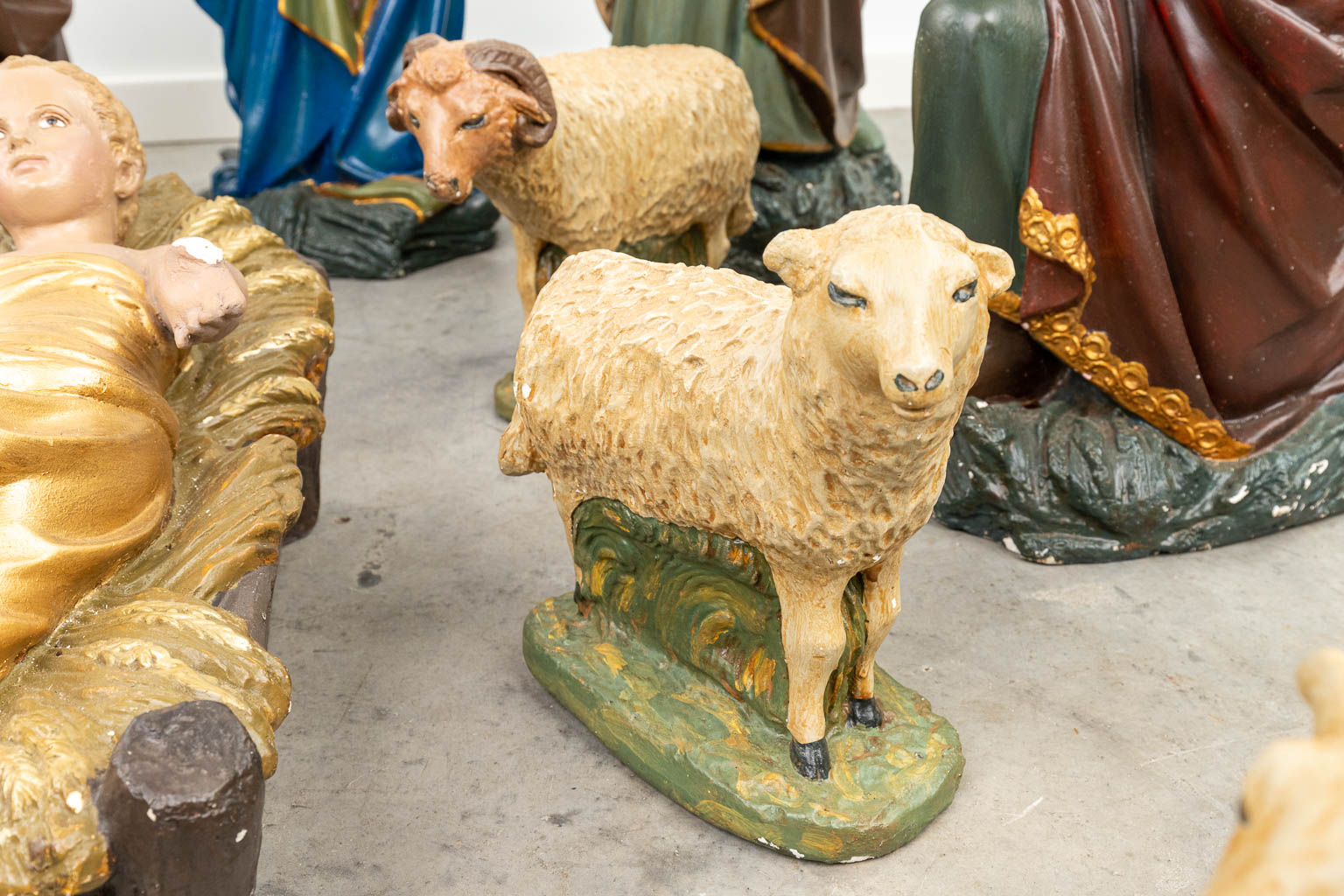 A complete and large figurative Nativity scene made of patinated plaster - Image 13 of 18