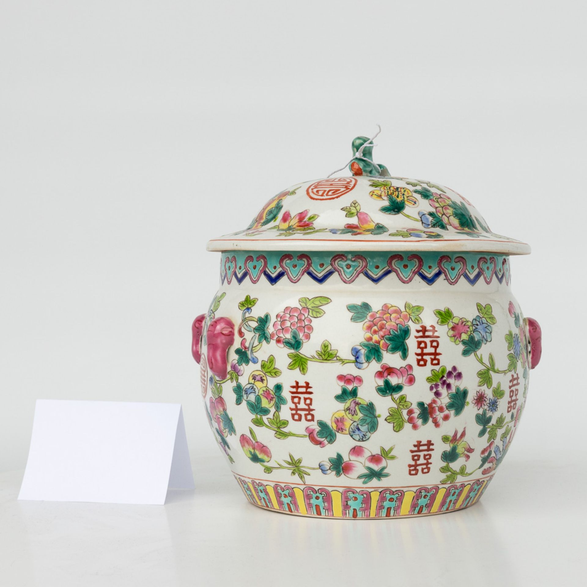 A jar made of Chinese porcelain and decorated with flowers. Marked Tongzhi, 19th/20th century. - Image 11 of 13