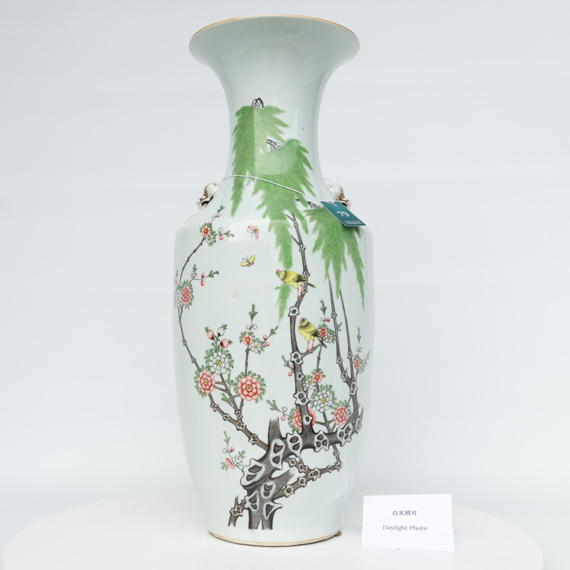 A vase made of Chinese porcelain and decorated with flowers and birds. - Image 15 of 16