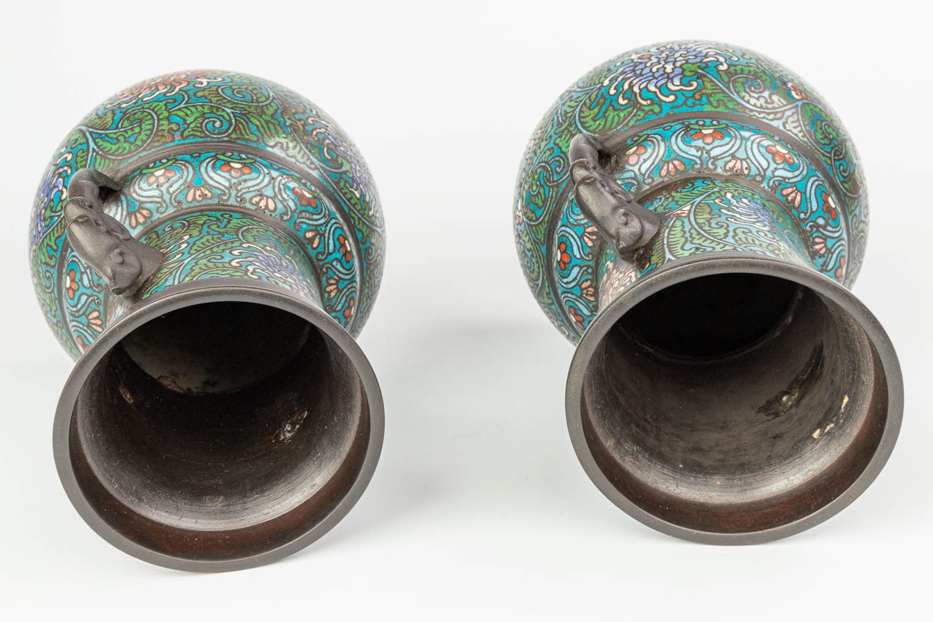 A pair of antique cloisonnŽ vases, made in Japan. Probably Meiji - Image 5 of 9