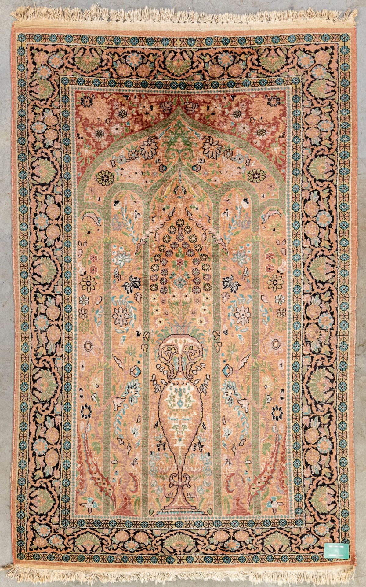 An oriental hand-made prayer carpet. Isfahan. (124 x 193 cm) - Image 5 of 7