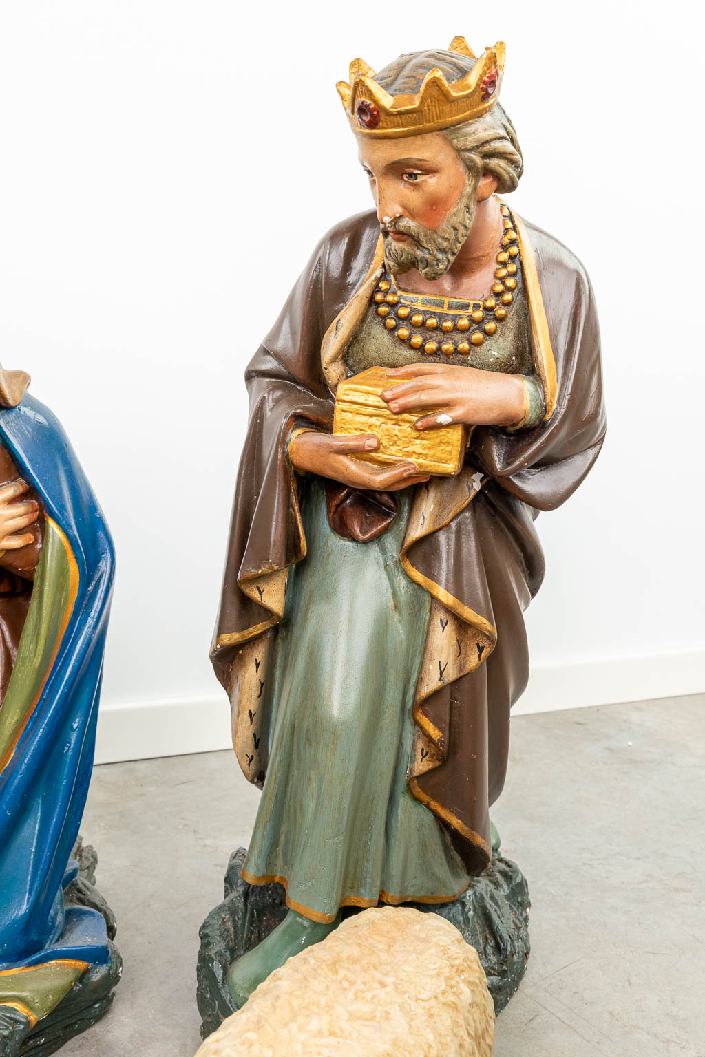 A complete and large figurative Nativity scene made of patinated plaster - Image 7 of 18