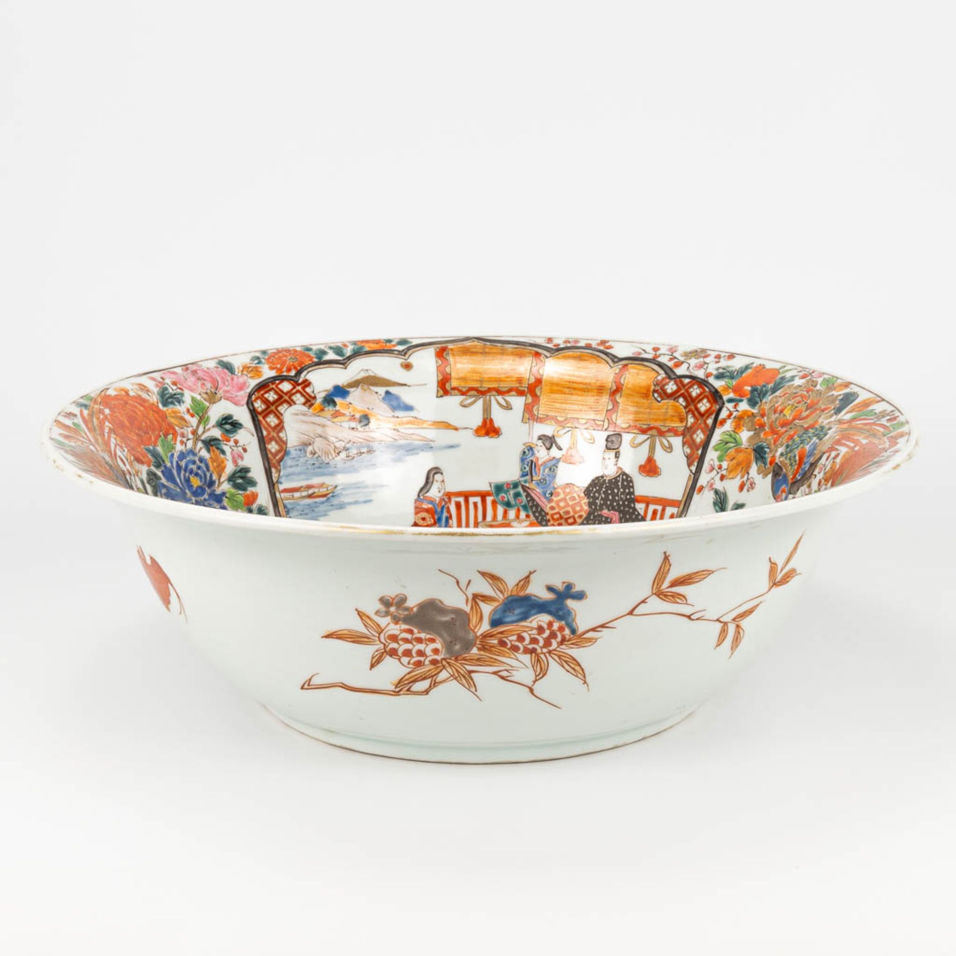 A bowl made of Japanese porcelain and decorated Kutani. - Image 6 of 14