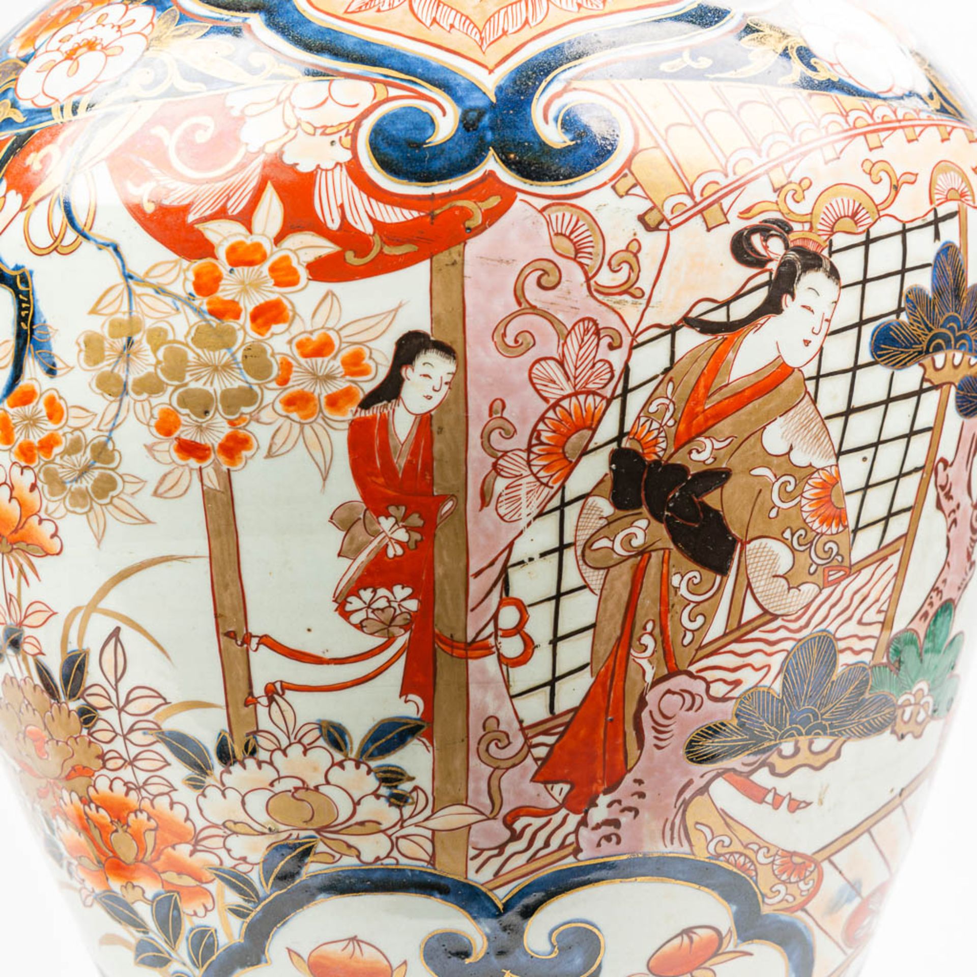 A large vase with lid made of Japanese porcelain in Imari - Image 9 of 16