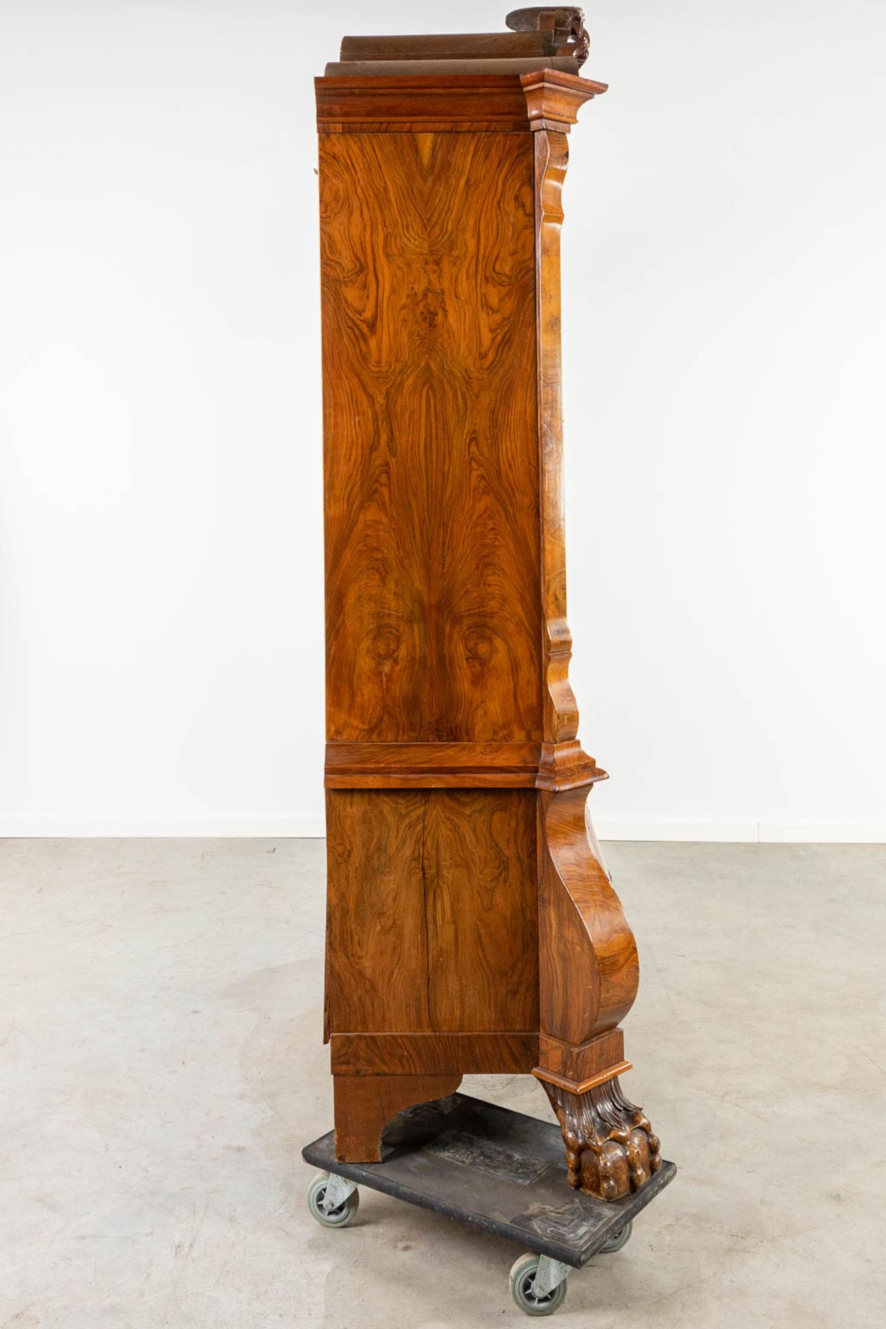 A Dutch cabinet decorated with medallions and wood sculptures - Image 4 of 16