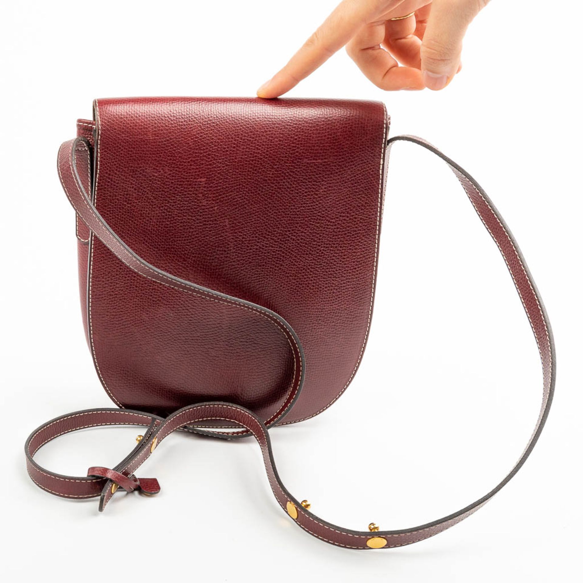 A purse made of red leather and marked Delvaux. - Image 6 of 10