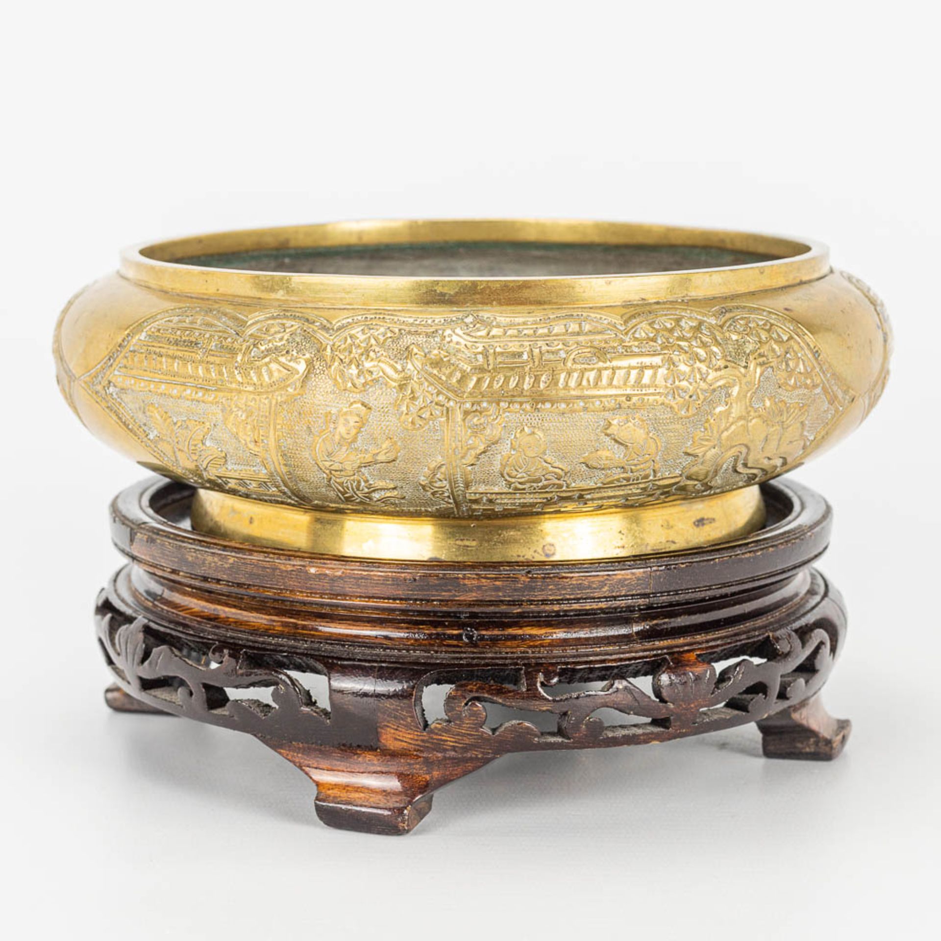 A bronze bržle parfum bowl, on a wood base. Marked Xuande. - Image 2 of 14