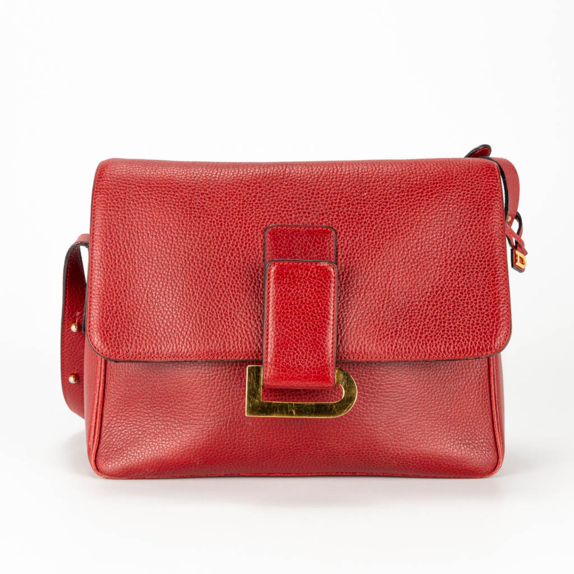A purse made of red leather and marked Delvaux. - Image 3 of 16