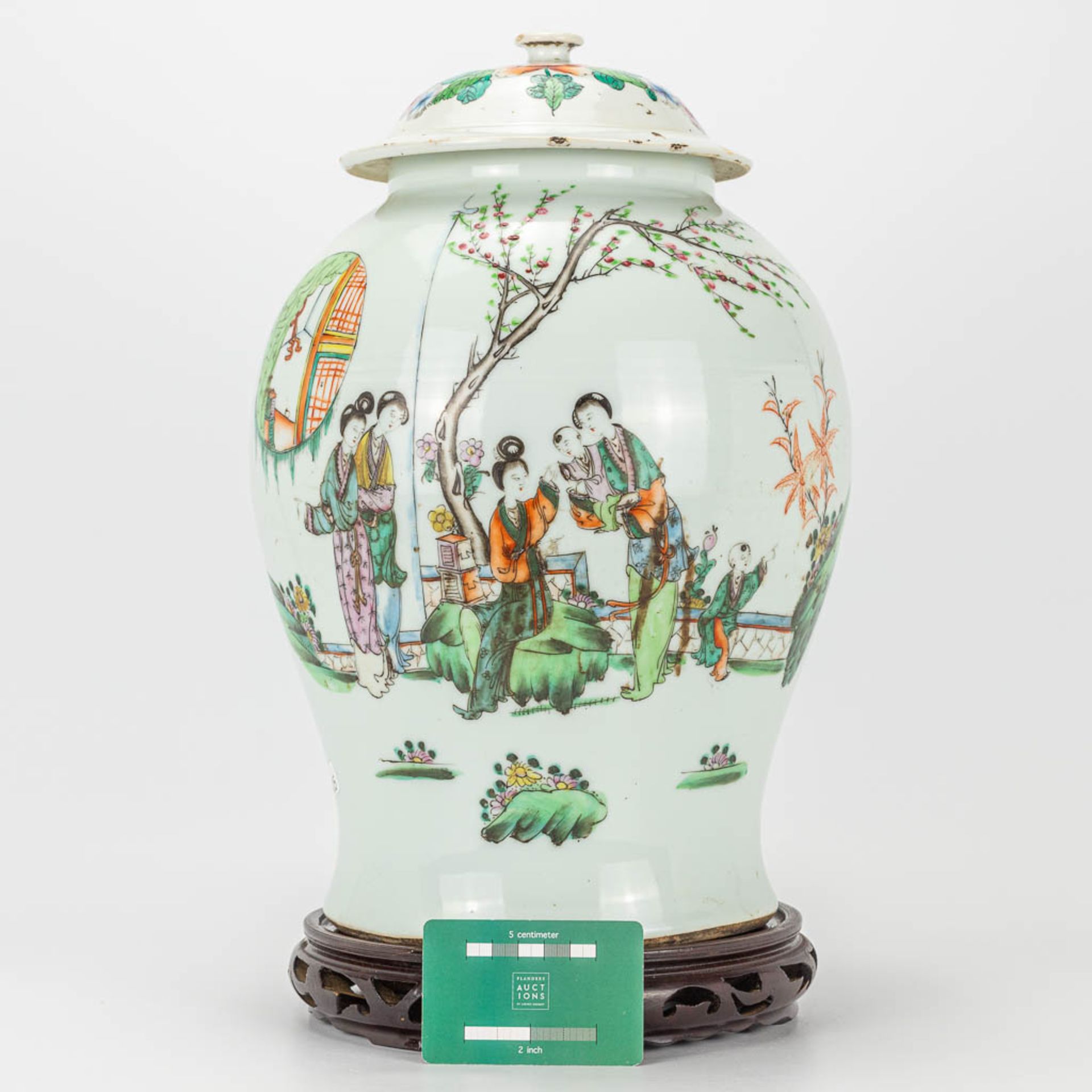 A vase with lid made of Chinese porcelain and decorated with ladies in the garden with a child - Image 5 of 15