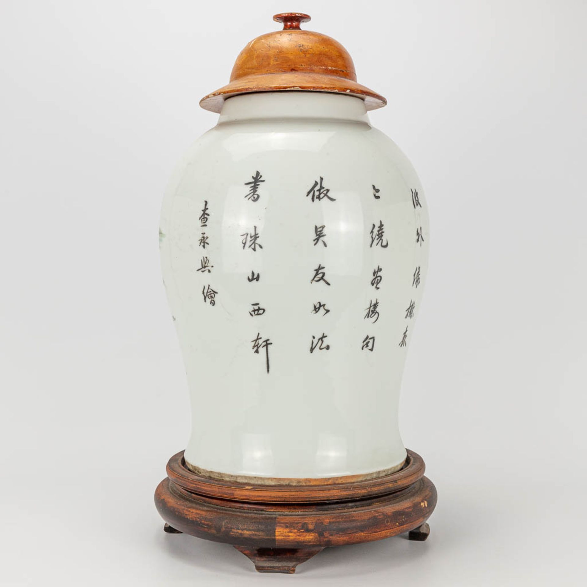 A vase with lid made of Chinese porcelain and decorated with landscapes - Image 4 of 19