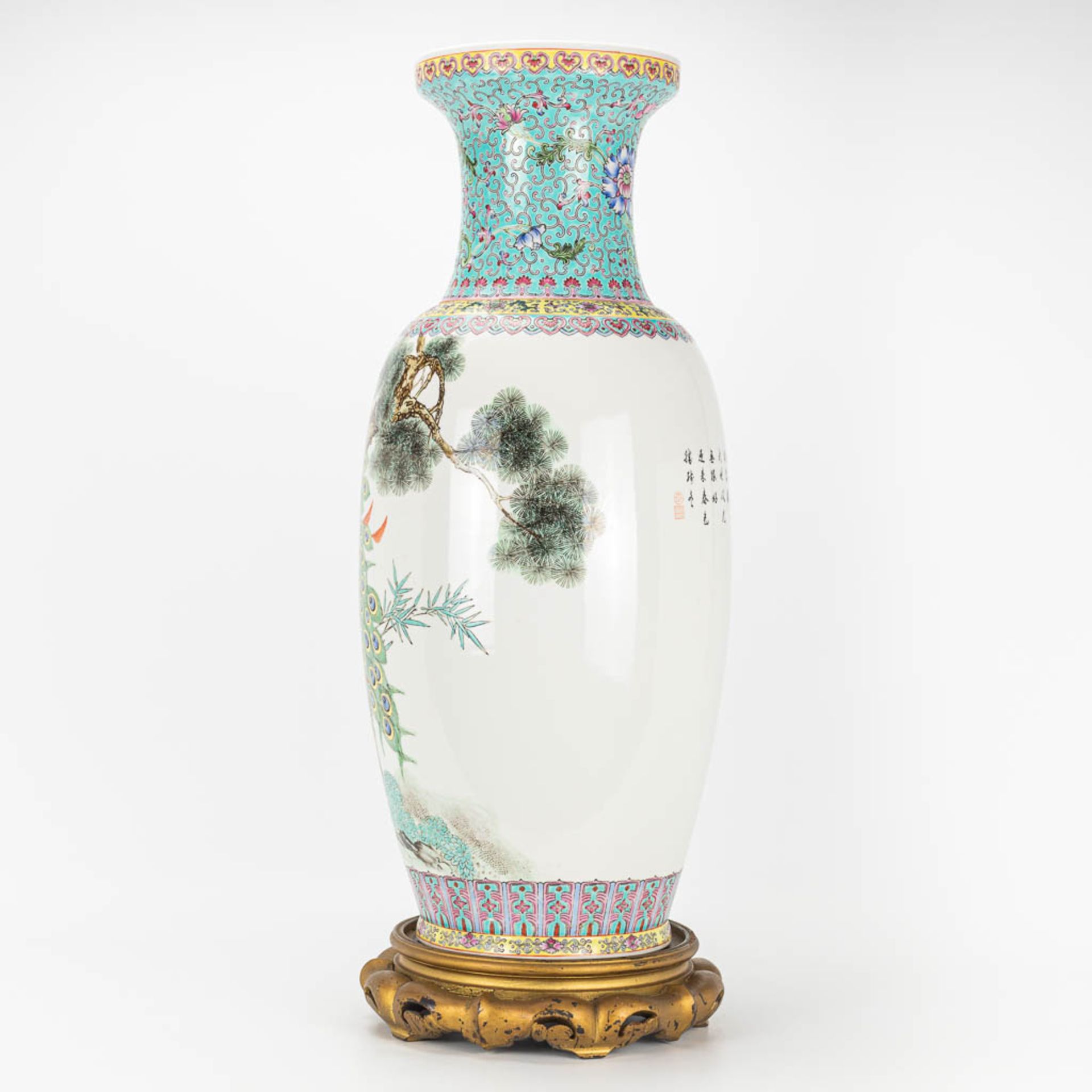A vase made of Chinese porcelain and decorated with peacocks - Image 11 of 16