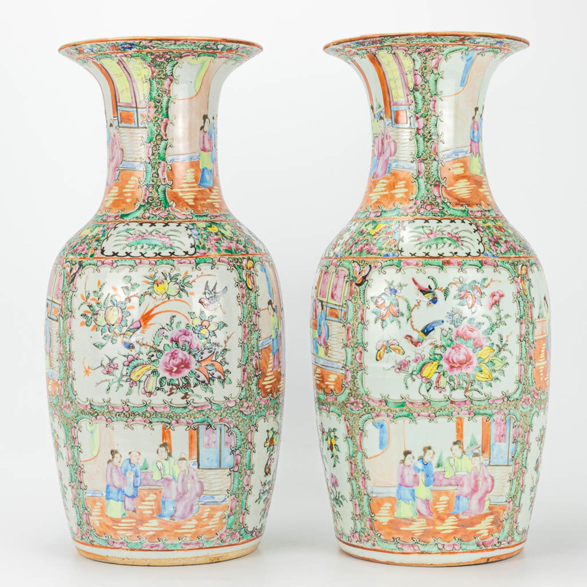 A pair of vases made of Chinese porcelain in Canton style. 19th century. - Image 14 of 17
