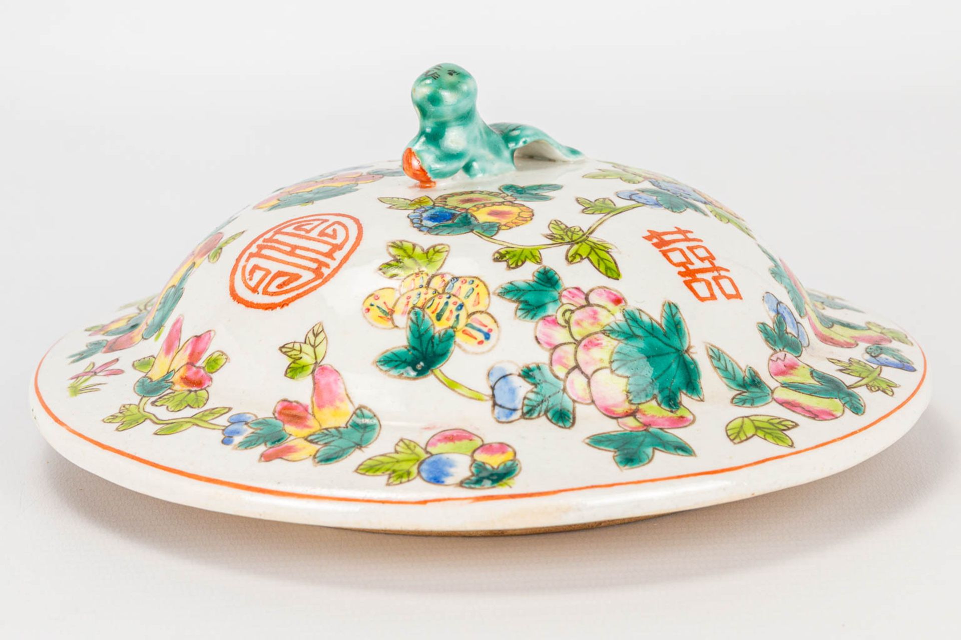A jar made of Chinese porcelain and decorated with flowers. Marked Tongzhi, 19th/20th century. - Image 3 of 13