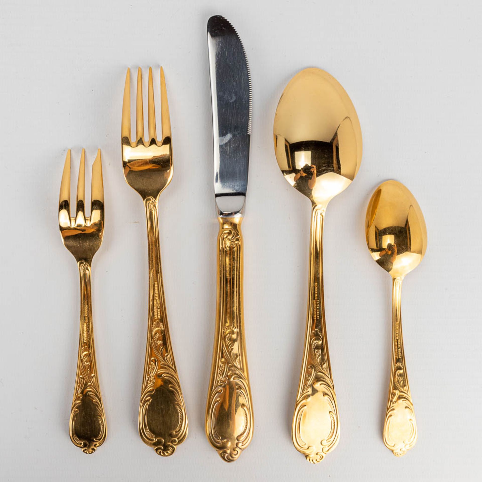 A gold-plated flatware cuttlery set, made by Solingen in Germany. Inox 18/10 gold-plated 23 karat. 7 - Bild 10 aus 11
