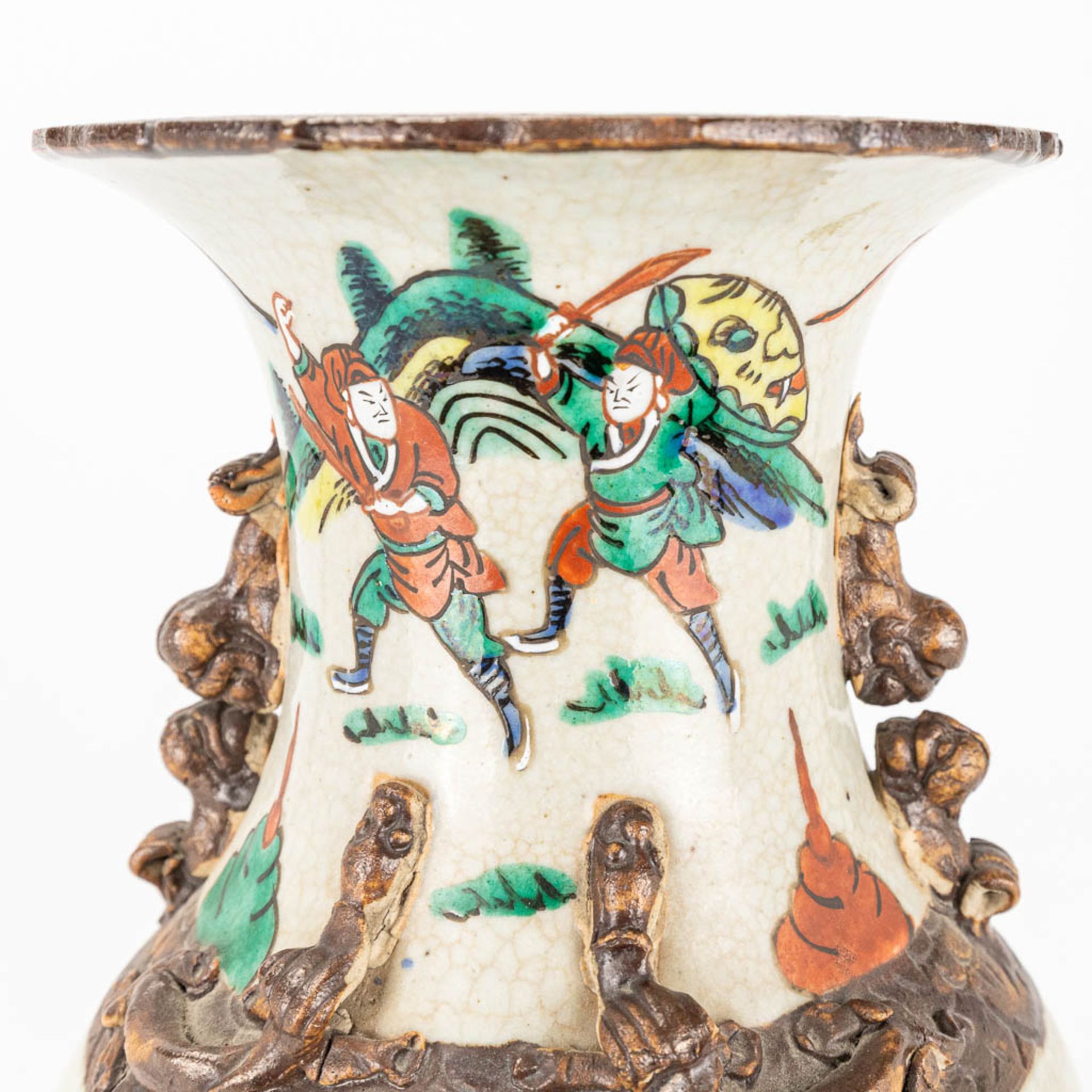 A Nanking vase made of Chinese porcleain and decorated with warriors - Image 10 of 15
