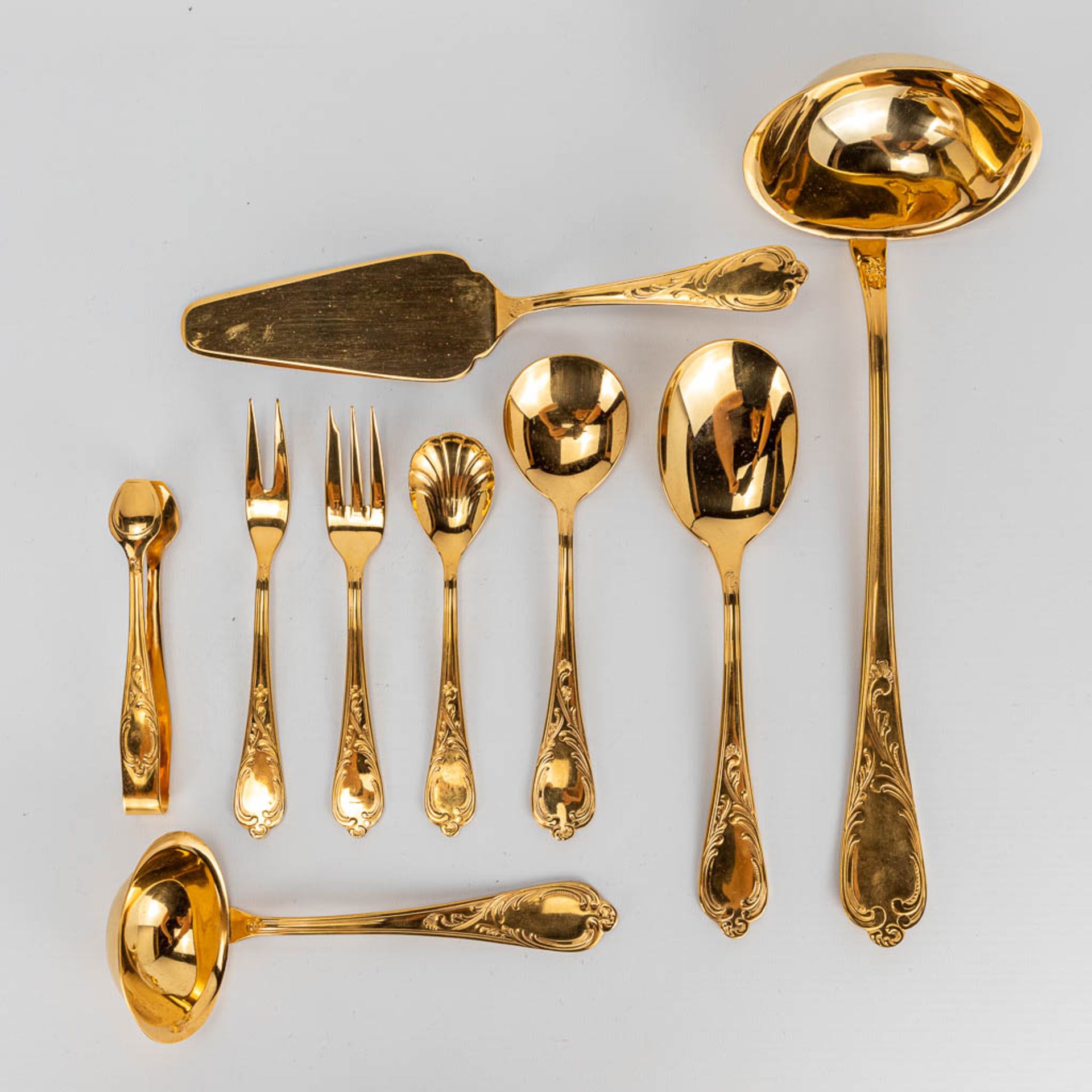 A gold-plated flatware cuttlery set, made by Solingen in Germany. Inox 18/10 gold-plated 23 karat. 7 - Image 5 of 11