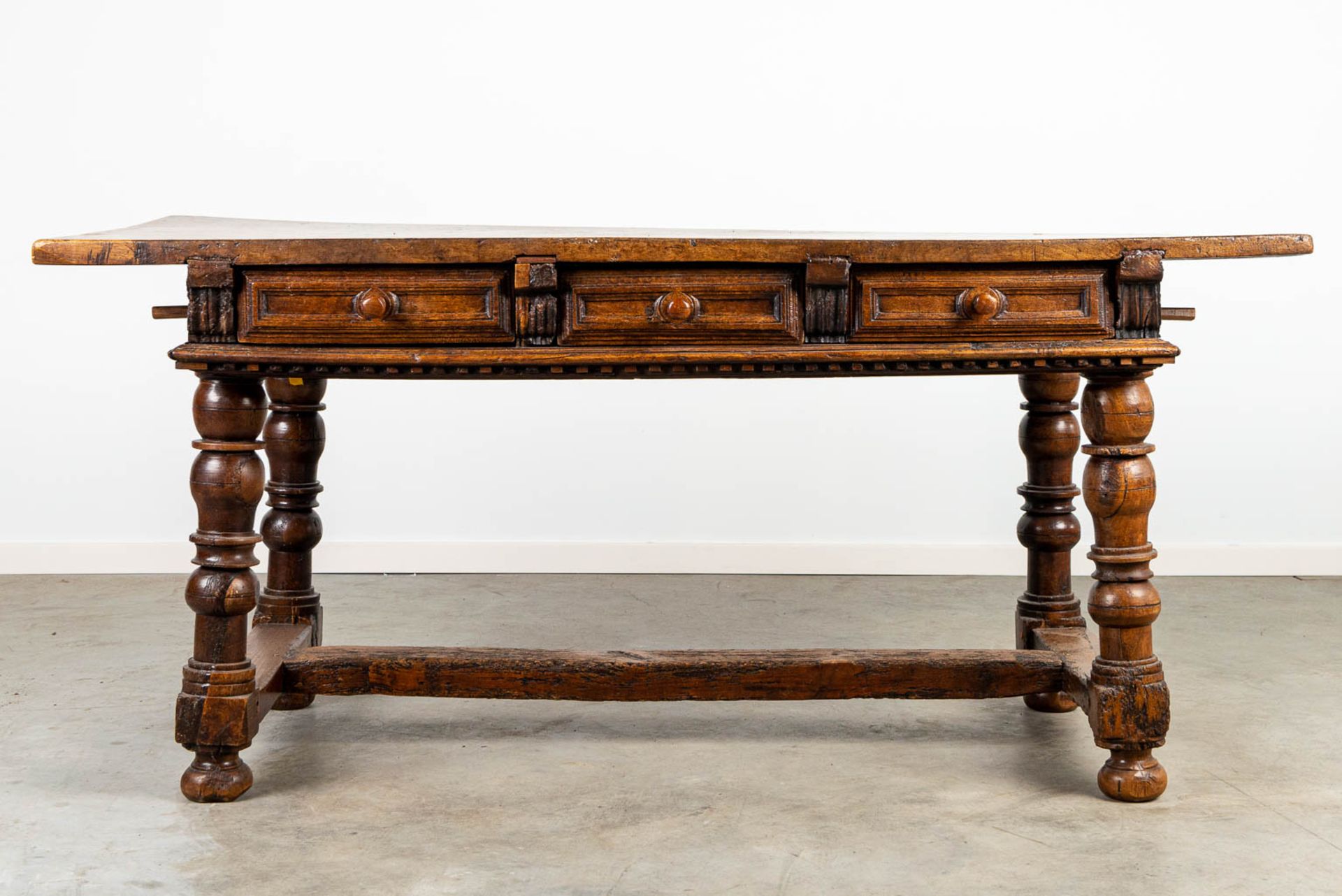 An antique table with 6 drawers, made during the 17th century. - Image 5 of 12