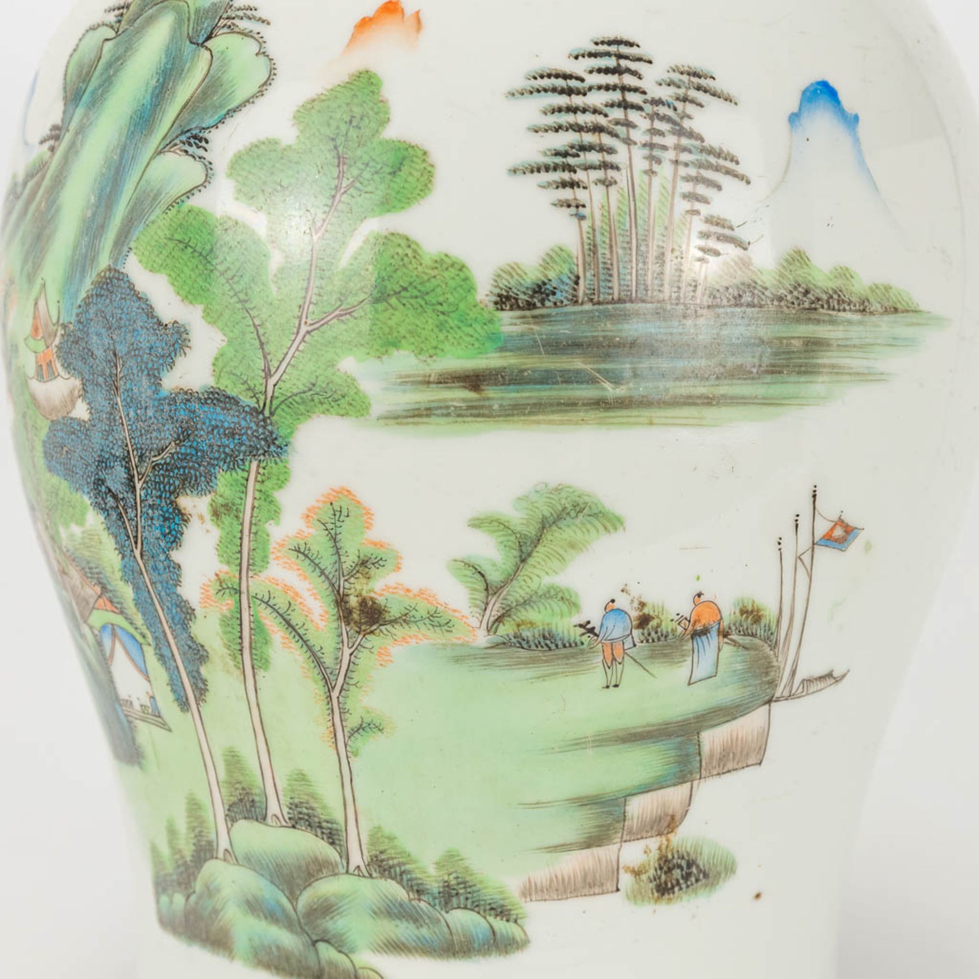 A vase with lid made of Chinese porcelain and decorated with landscapes - Image 7 of 19