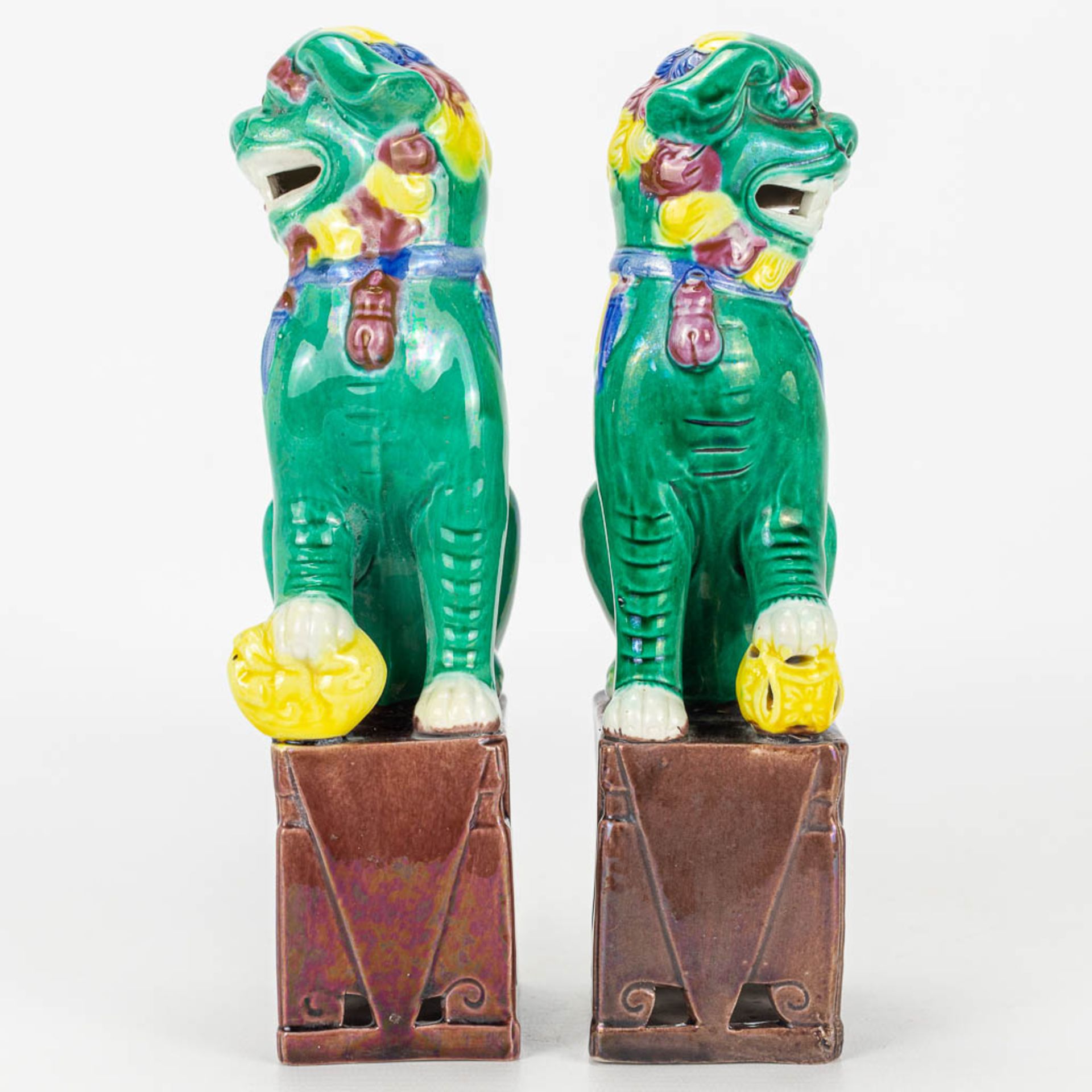 A pair of Foo dogs and chicken made of Chinese porcelain. - Image 9 of 14