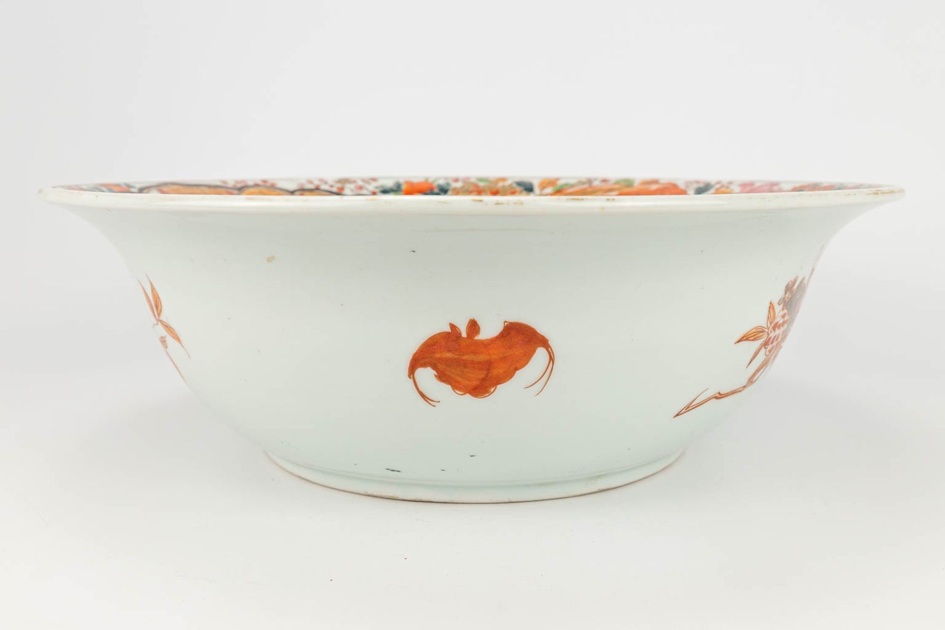 A bowl made of Japanese porcelain and decorated Kutani. - Image 4 of 14