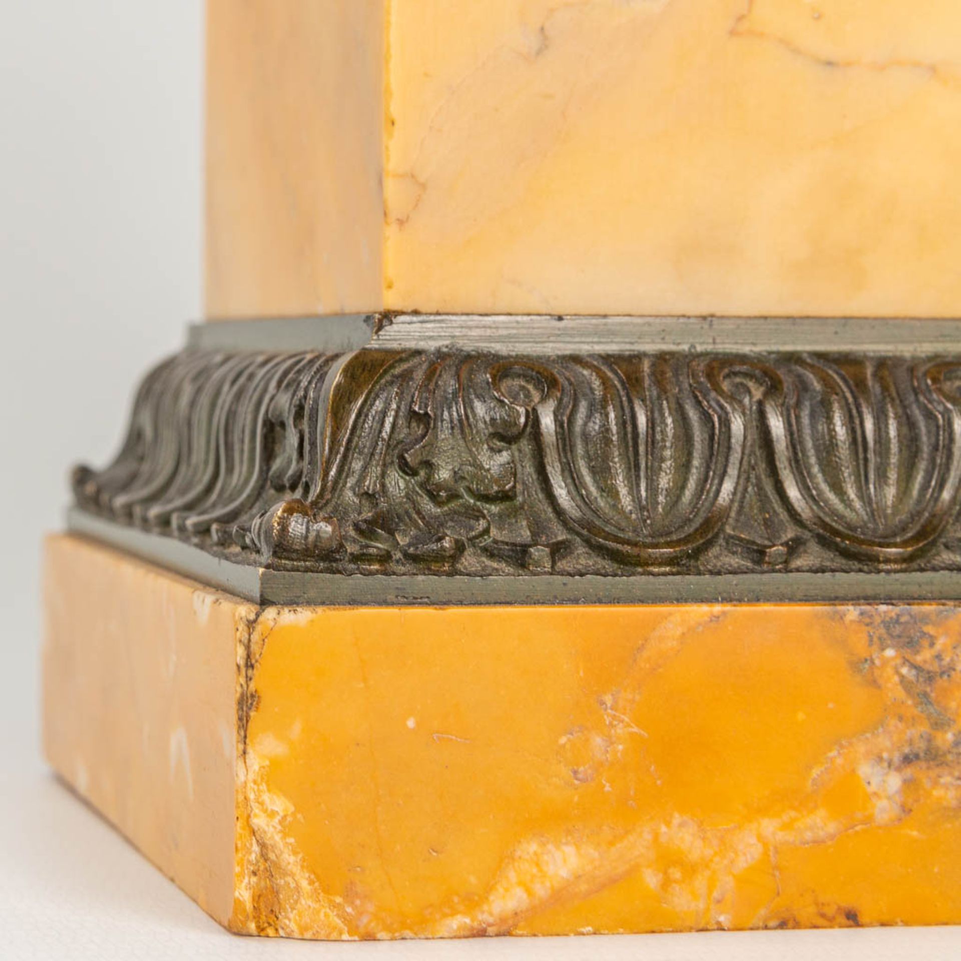 A pair of cassolettes in neoclassical style, made of bronze and mounted on a marble base. - Image 3 of 13