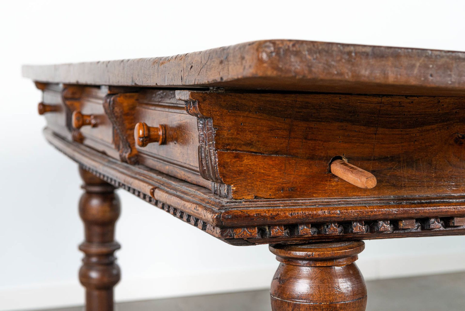 An antique table with 6 drawers, made during the 17th century. - Image 8 of 12